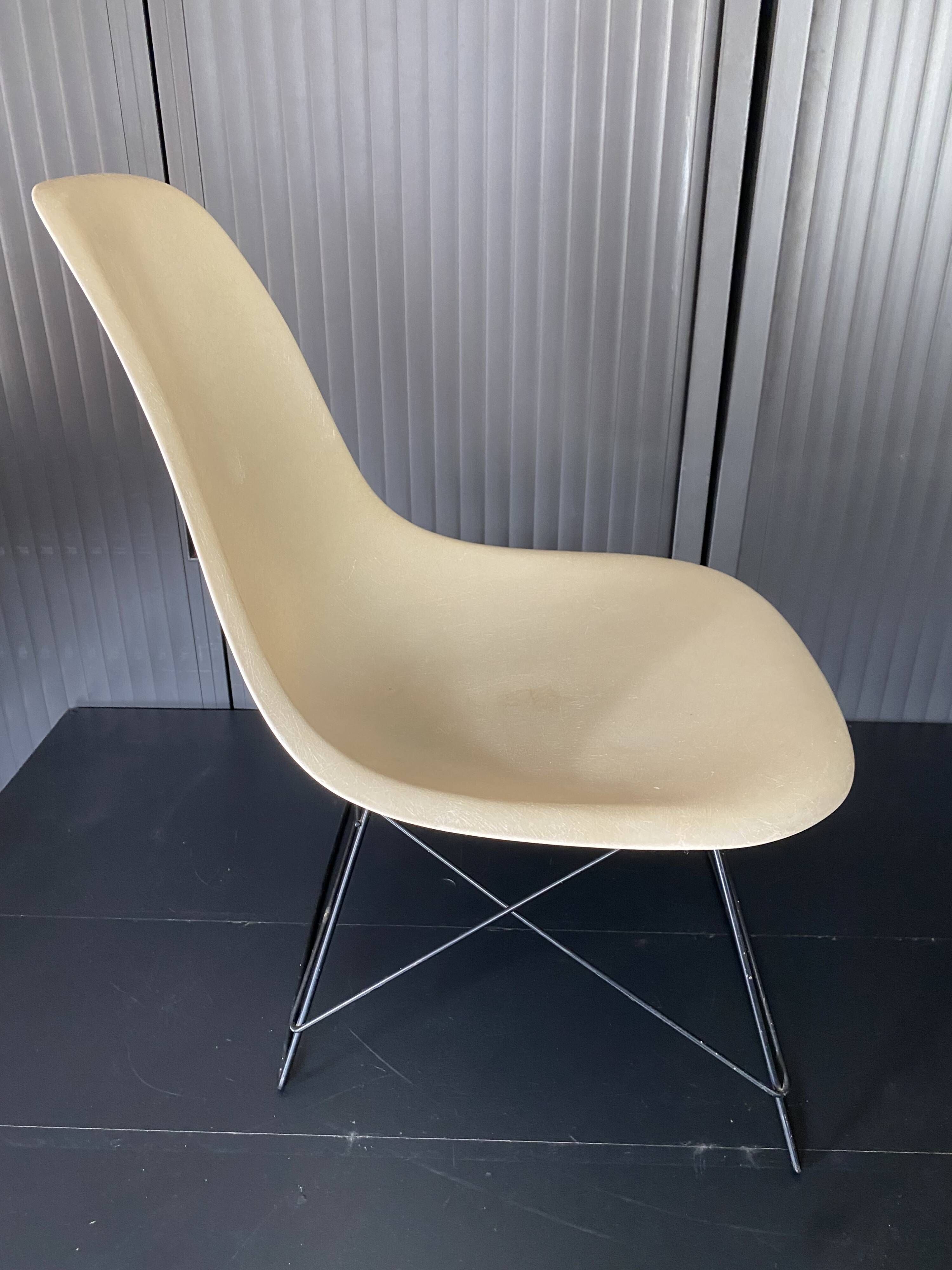 Eames lounge chair white fibre parchment base cat’s cradle Herman Miller