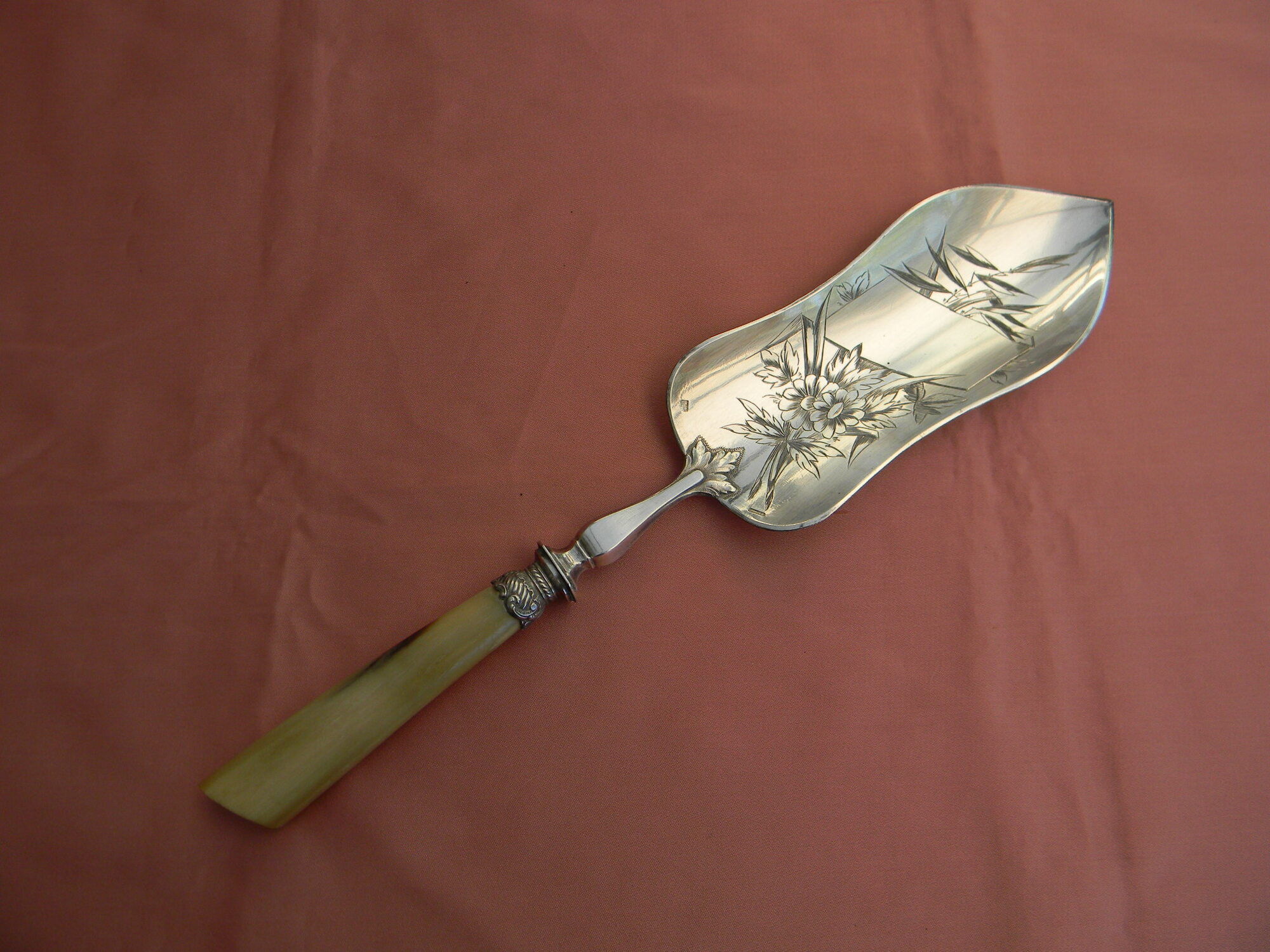 Pie shovel in silver metal