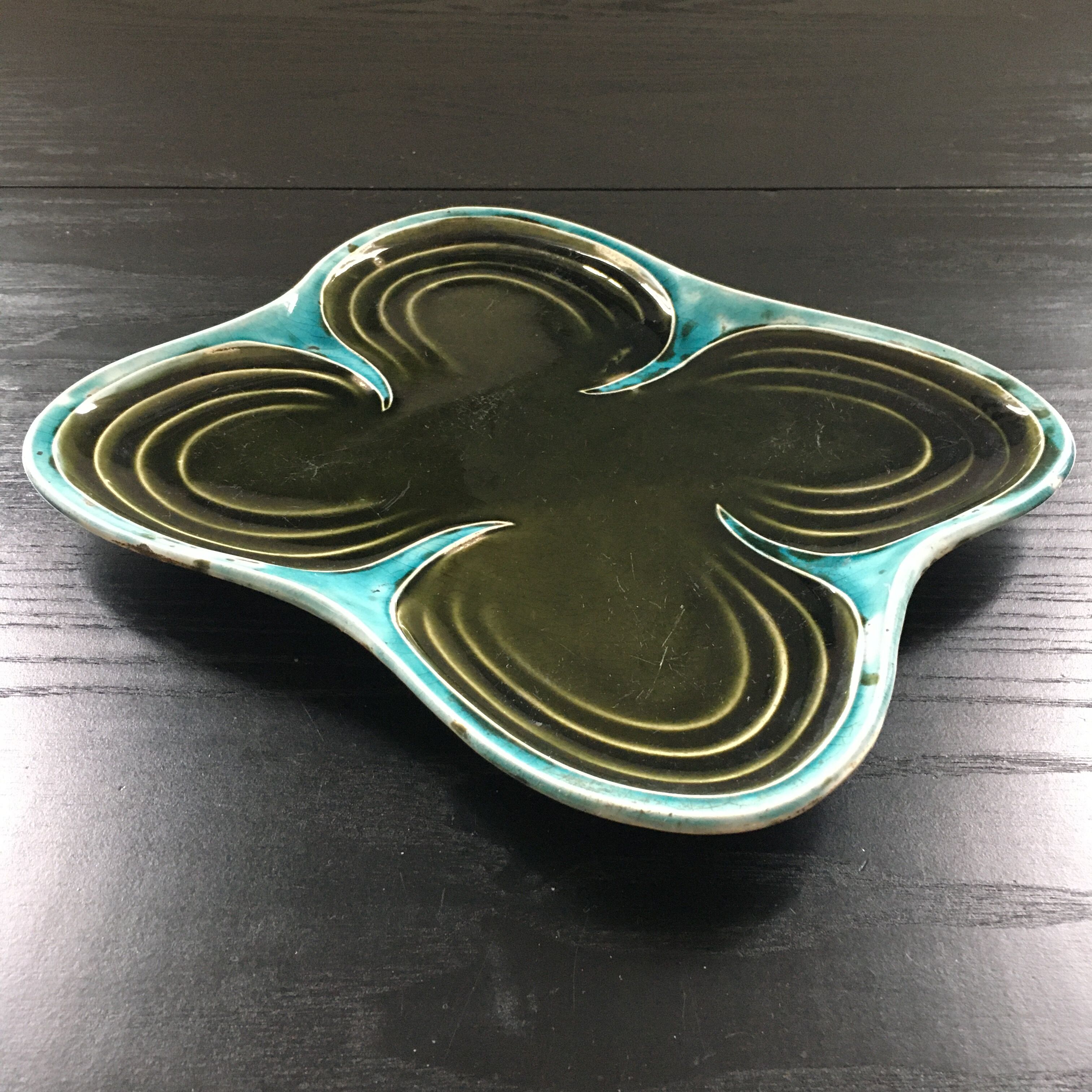 Clover dish olive green