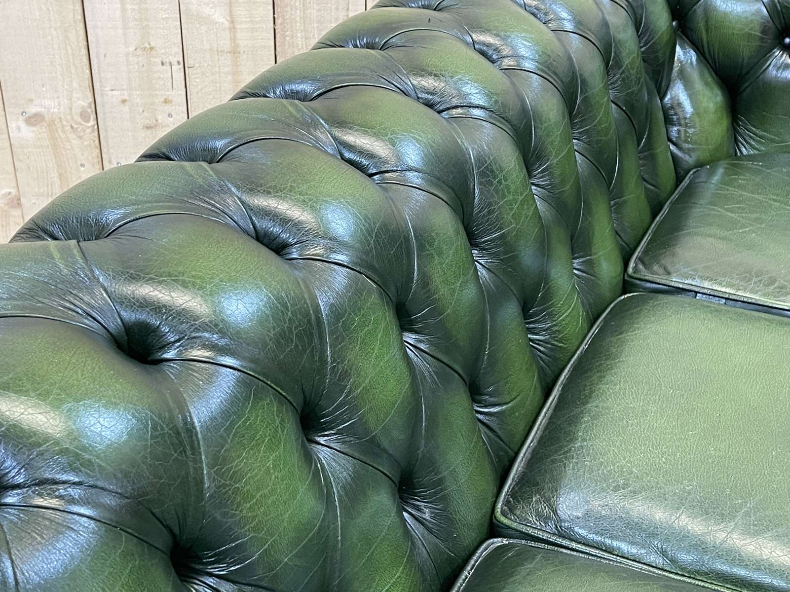 Chesterfield 3-seater sofa in green leather from the 80s