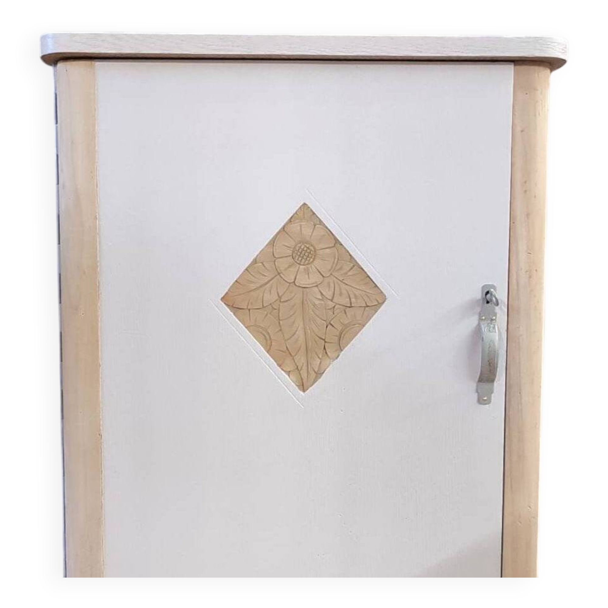 Petit meuble de rangement vintage – bois clair et rose poudré