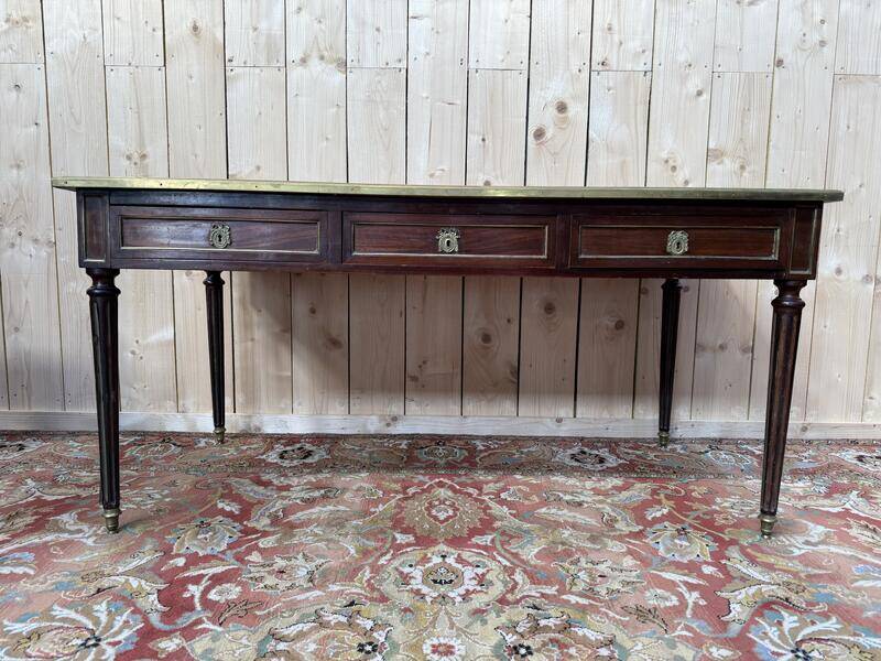 Bureau plaît de style Louis XVI en acajou et filets de laiton