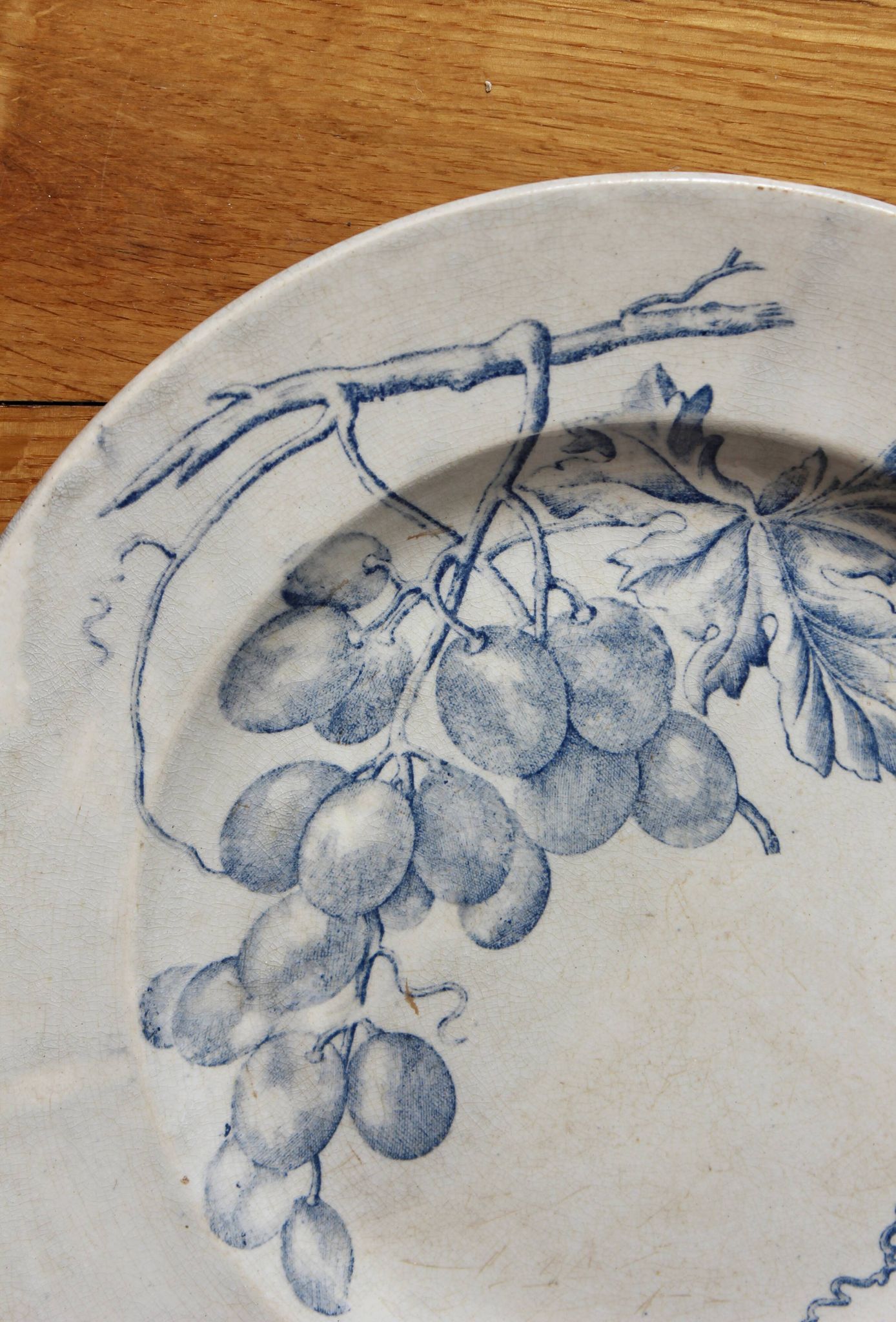 Plat rond en terre de fer décor de vignes et raisins, fin XIXe début XXe