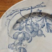 Plat rond en terre de fer décor de vignes et raisins, fin XIXe début XXe