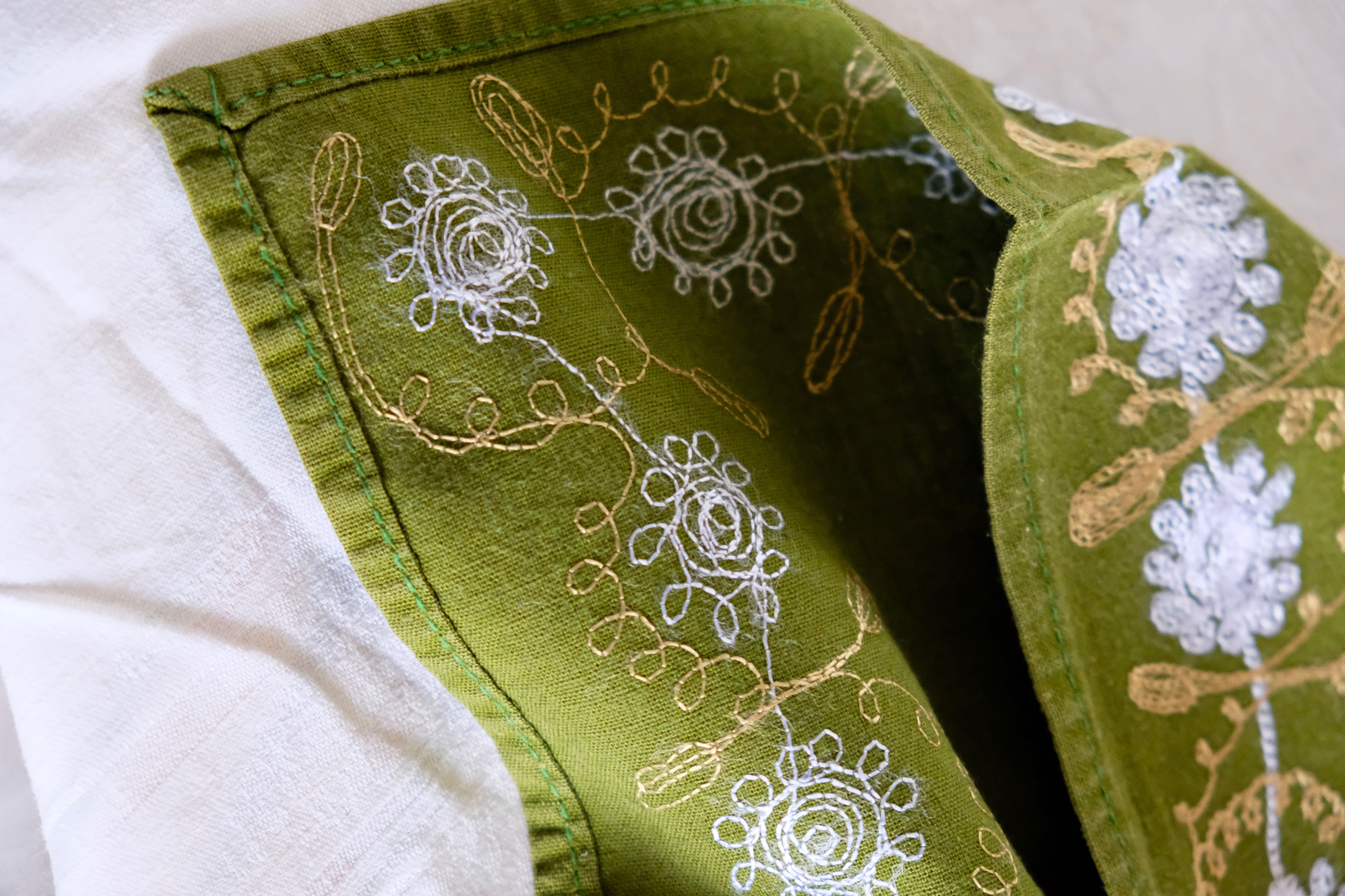 Suite of 8 olive green napkins embroidered vintage flowers 50s