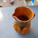Pichet en Grès Terracotta avec Élégantes Coulures Vertes