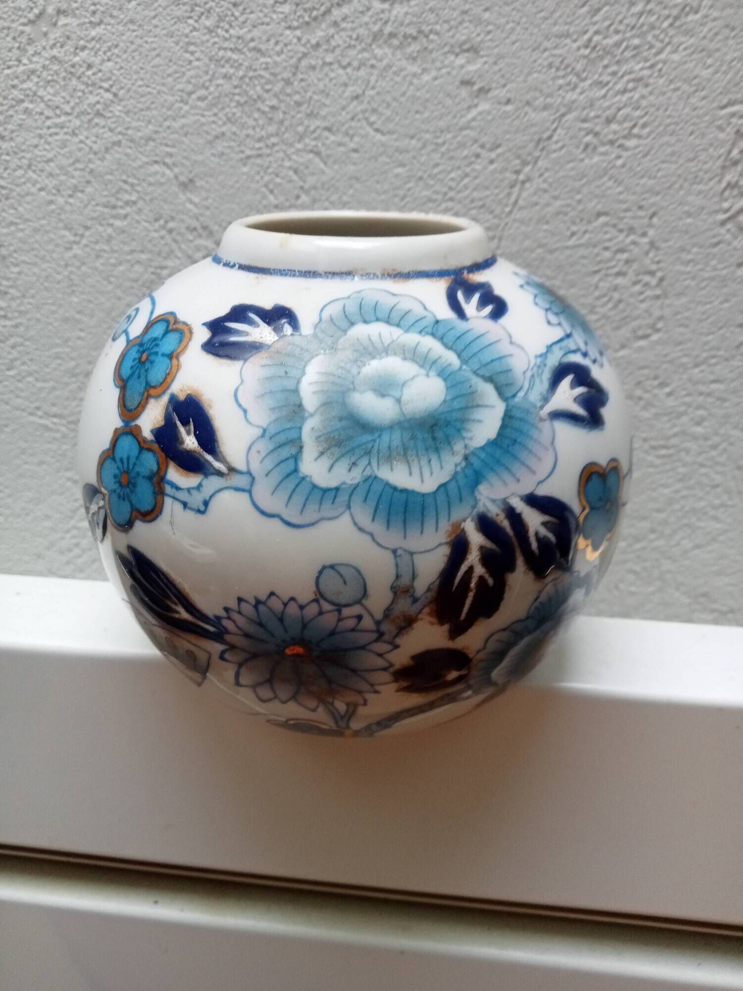 round porcelain vase from China, 19th century, glazed, diameter 11 cm, height 10 cm