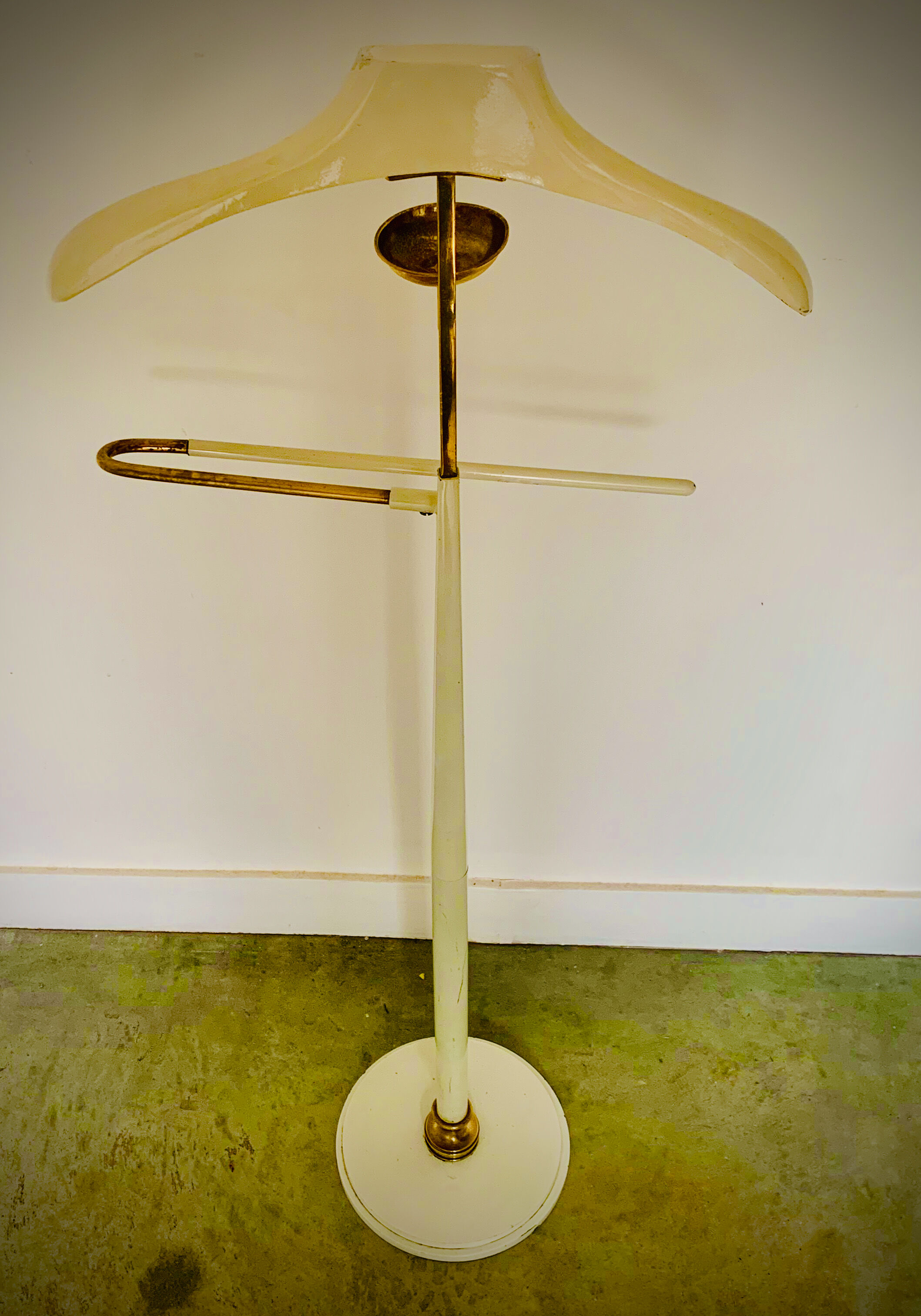 Art Deco chamber valet in brass and white laquered steel 40/50'