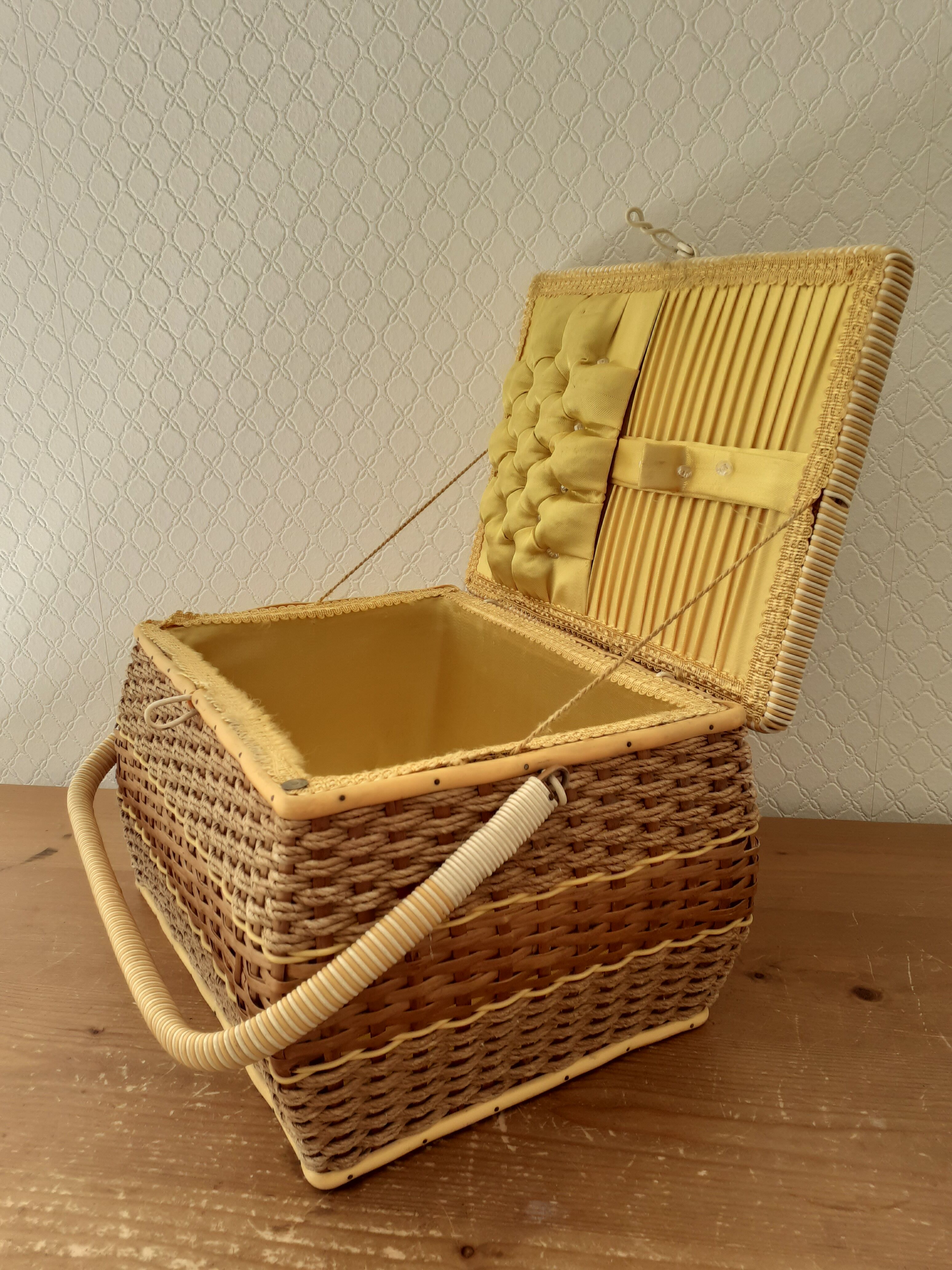 Boîte à couture en osier et scoubidou