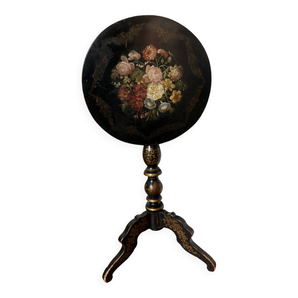 Painted gueridon with floral decoration