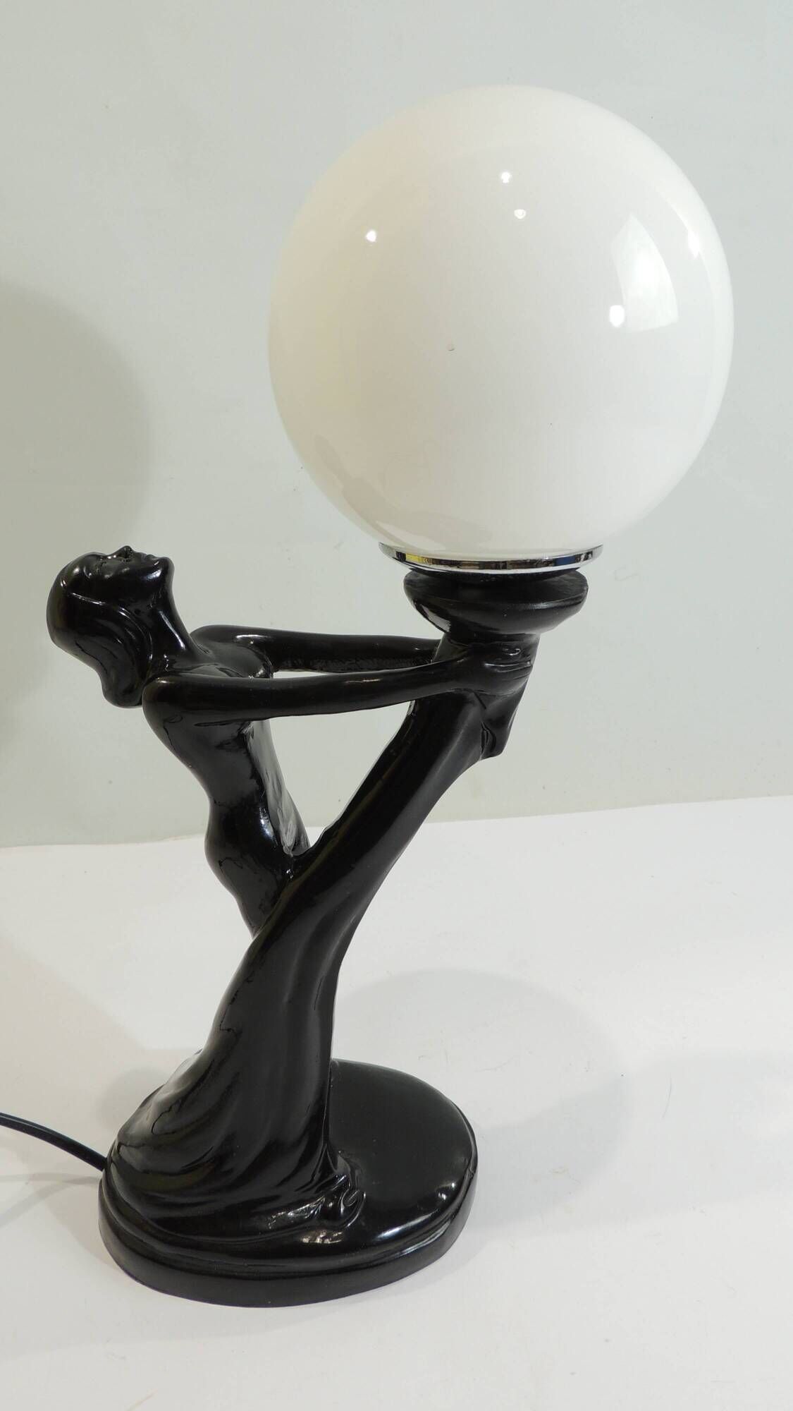Art Deco lamp woman holding a luminous globe – Vintage resin lamp – L