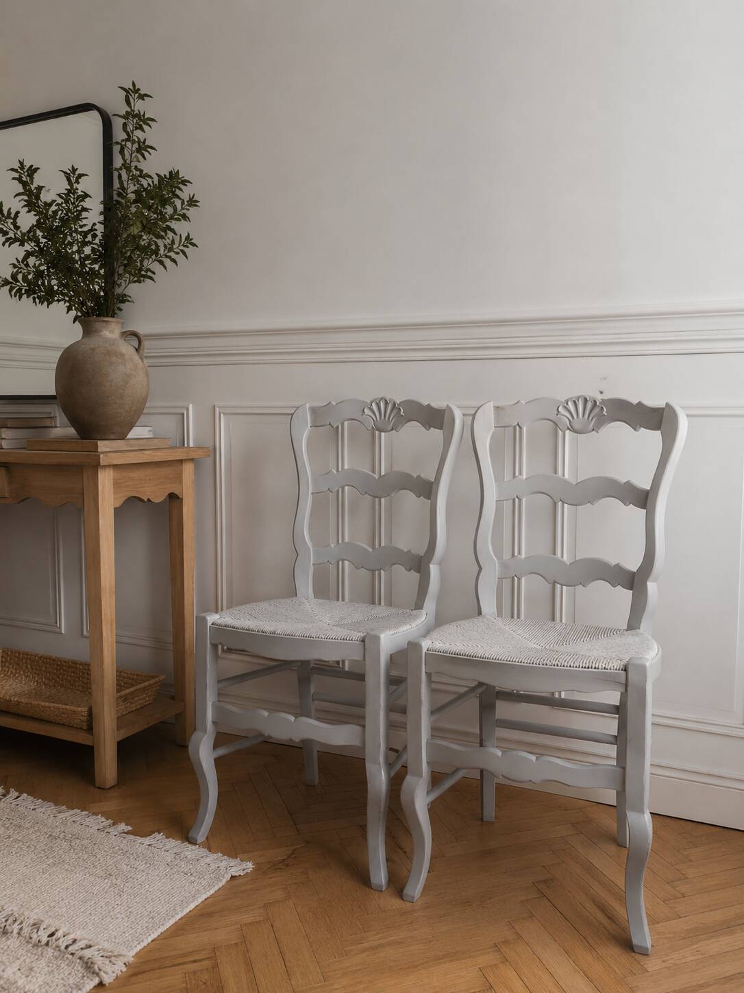 Duo de chaises style campagne réenchantées en gris perle.