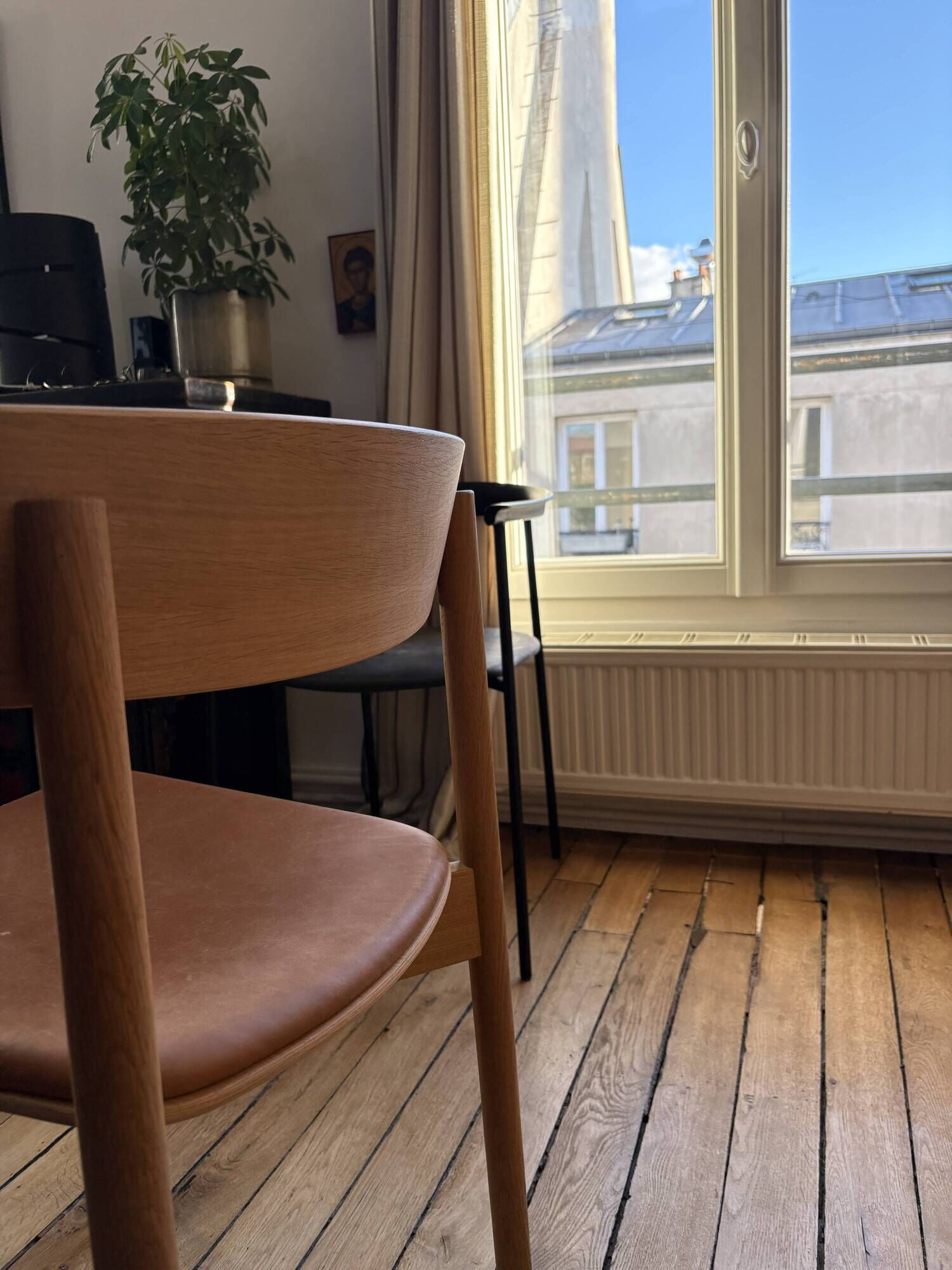 Takt Cross Chair in oiled oak with cognac leather seat