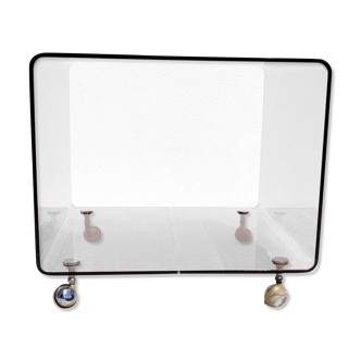 Table d'appoint vintage en plexiglas à roulettes 1970