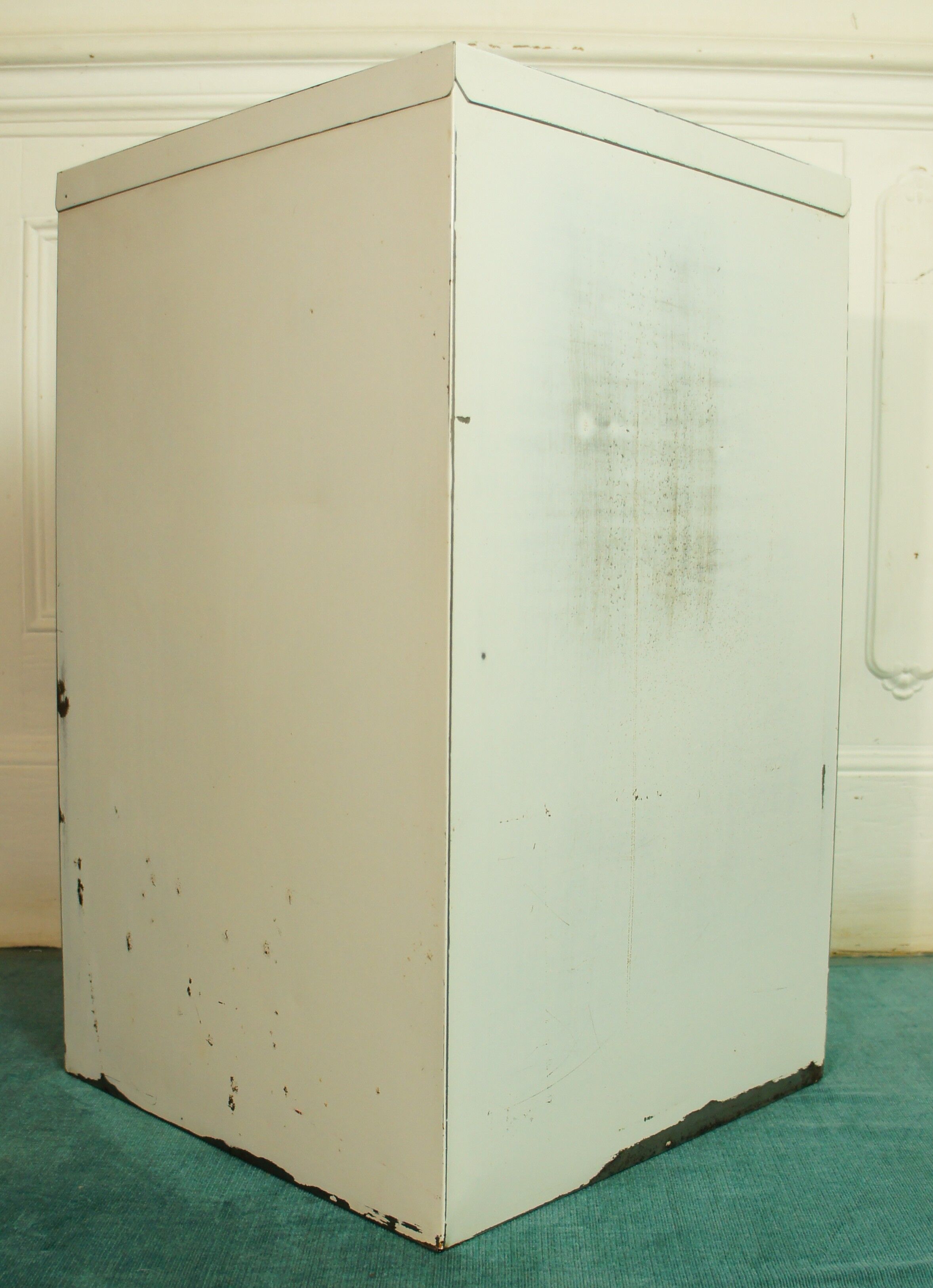 2 metal drawers for hanging backs