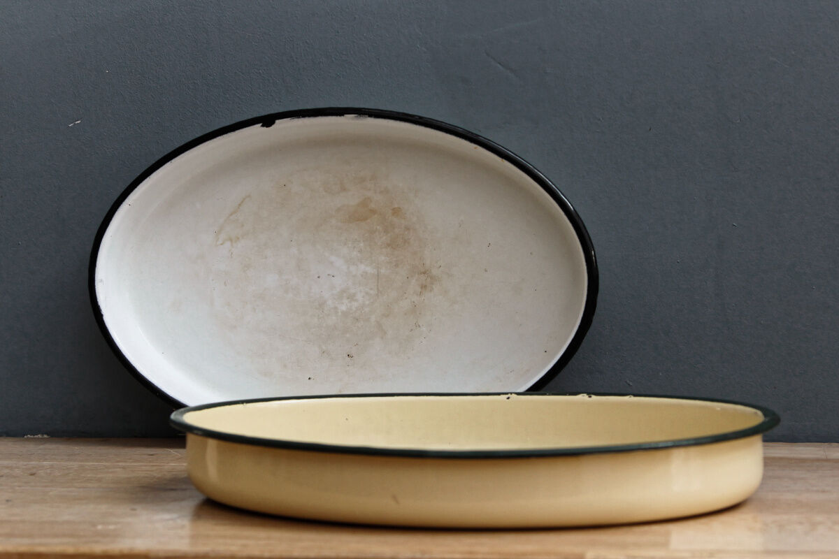 Pair of enamelled sheet metal dishes
