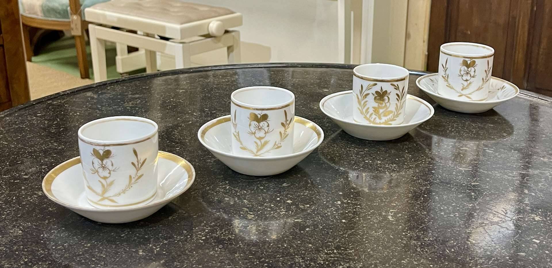 Set of 4 cups and saucers from the early 19th century in Paris porcelain