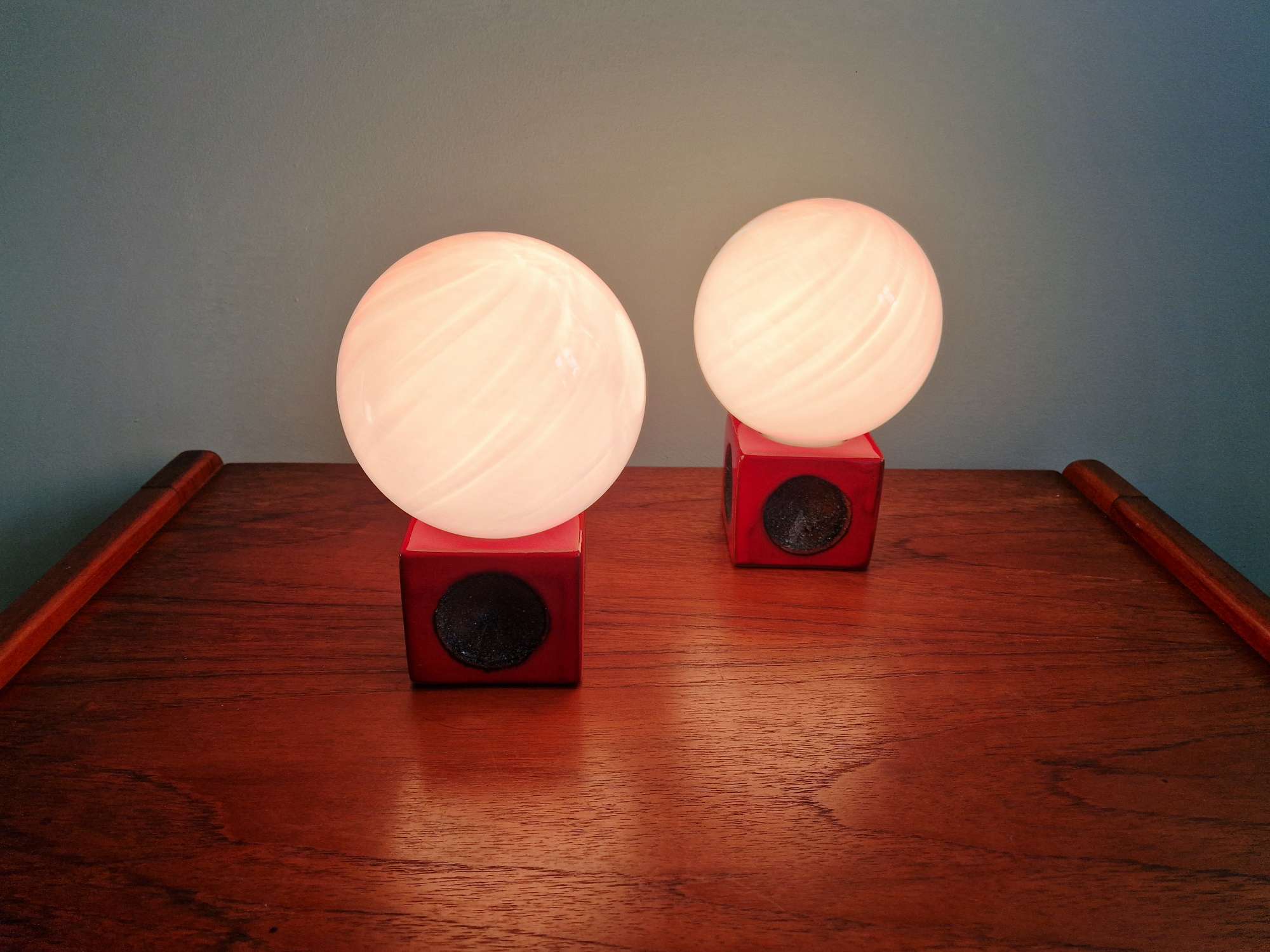 Paire de lampes de chevet en céramique rouge et opaline blanche, 1970