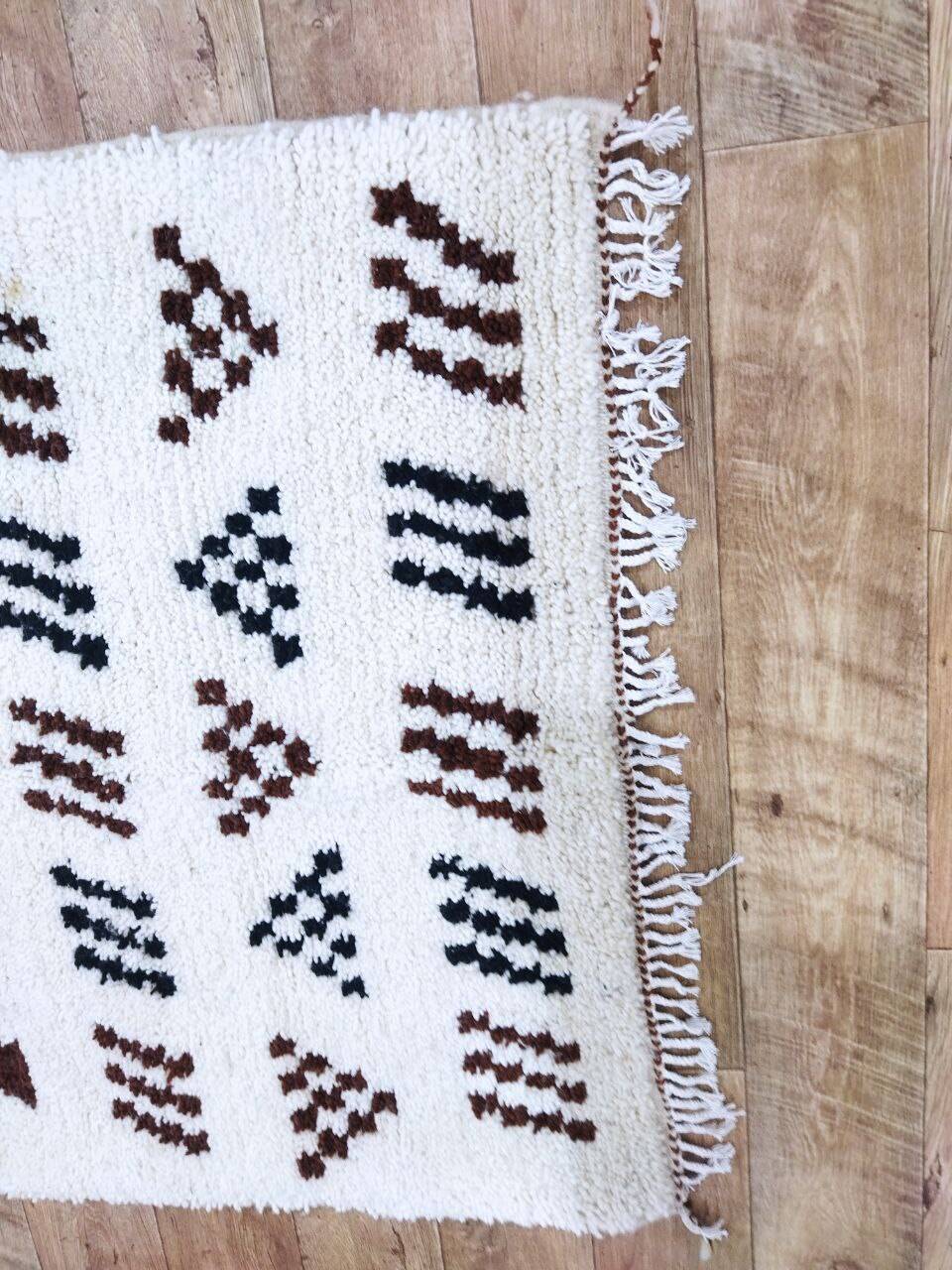 Azilal Berber rug in handmade wool 180 X 105 CM