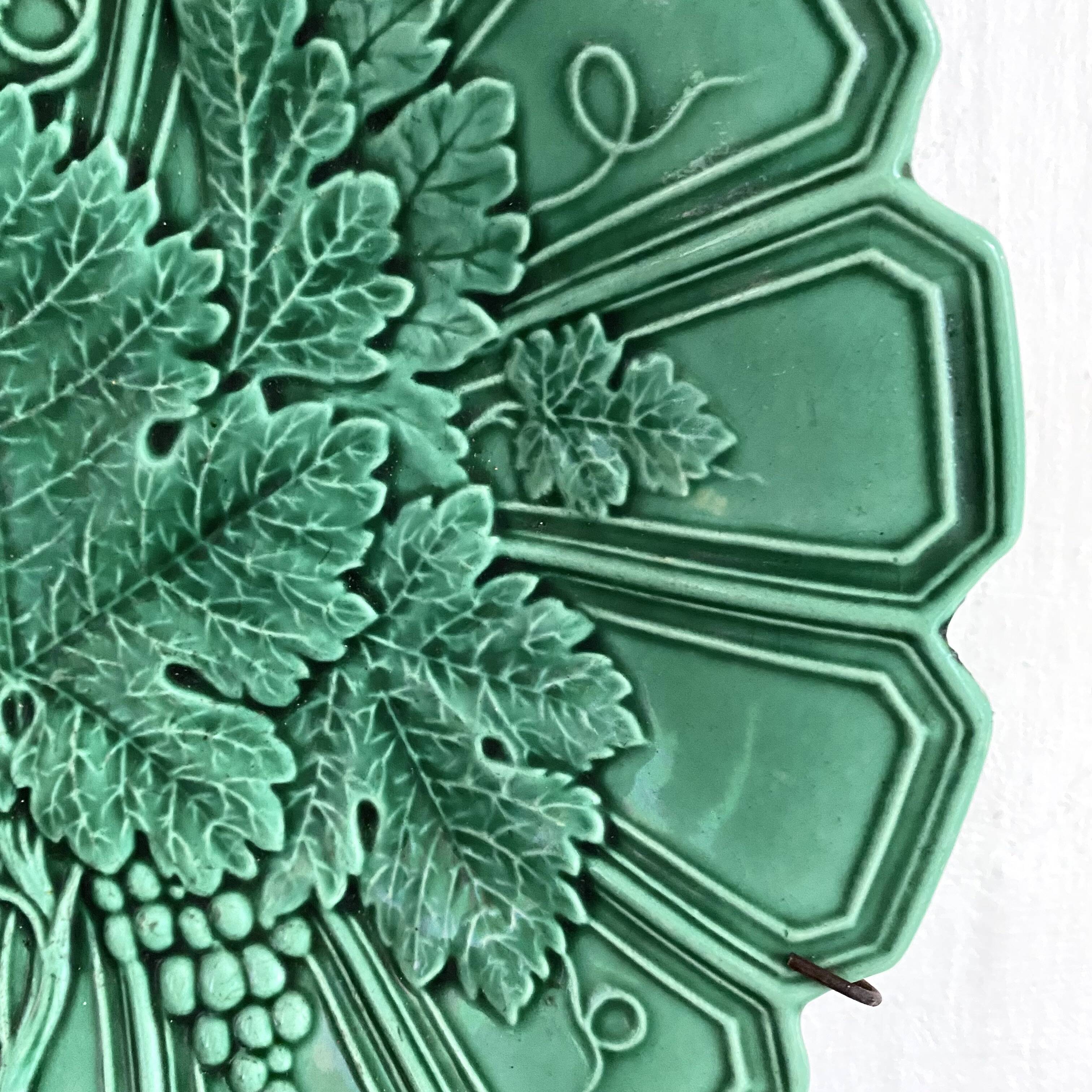 Wall plate in earthenware with a vine leaf design