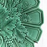 Wall plate in earthenware with a vine leaf design