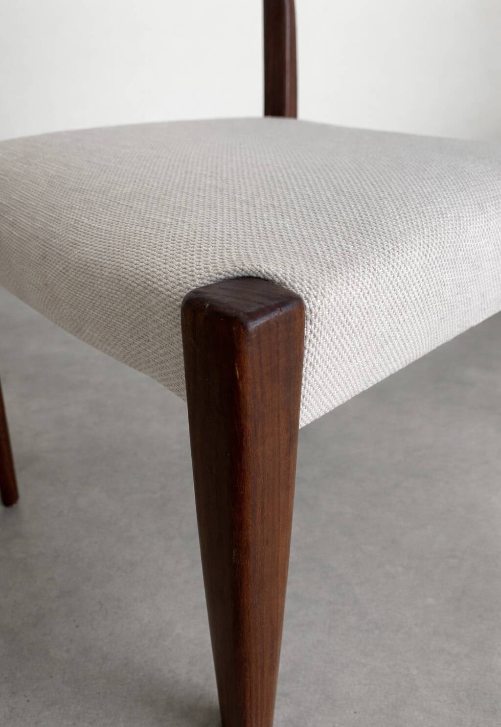 Set of 4 Scandinavian chairs in teak and fabric.