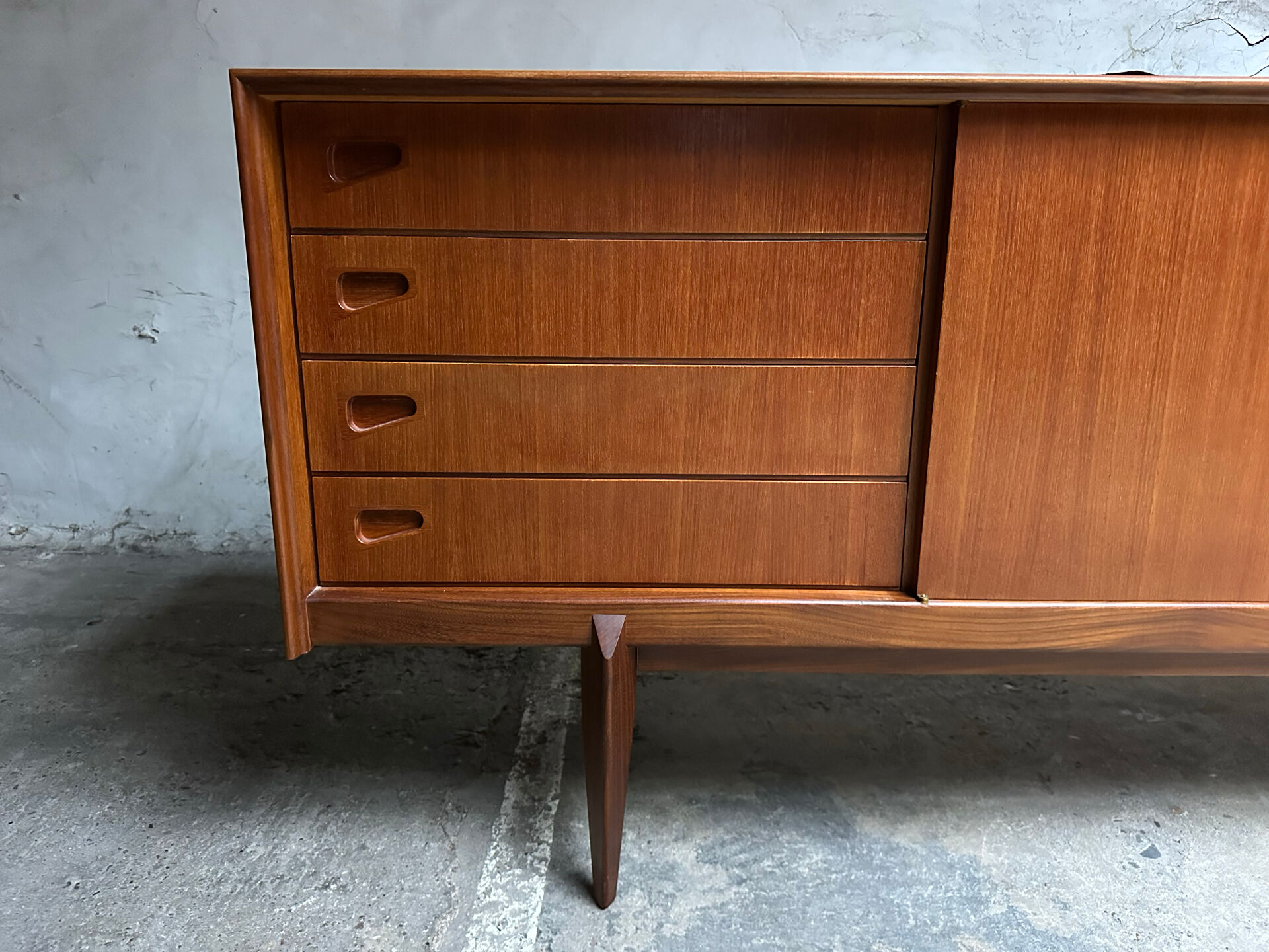 Vintage sideboard Oswald Vermaercke XL V-Form Belgian design