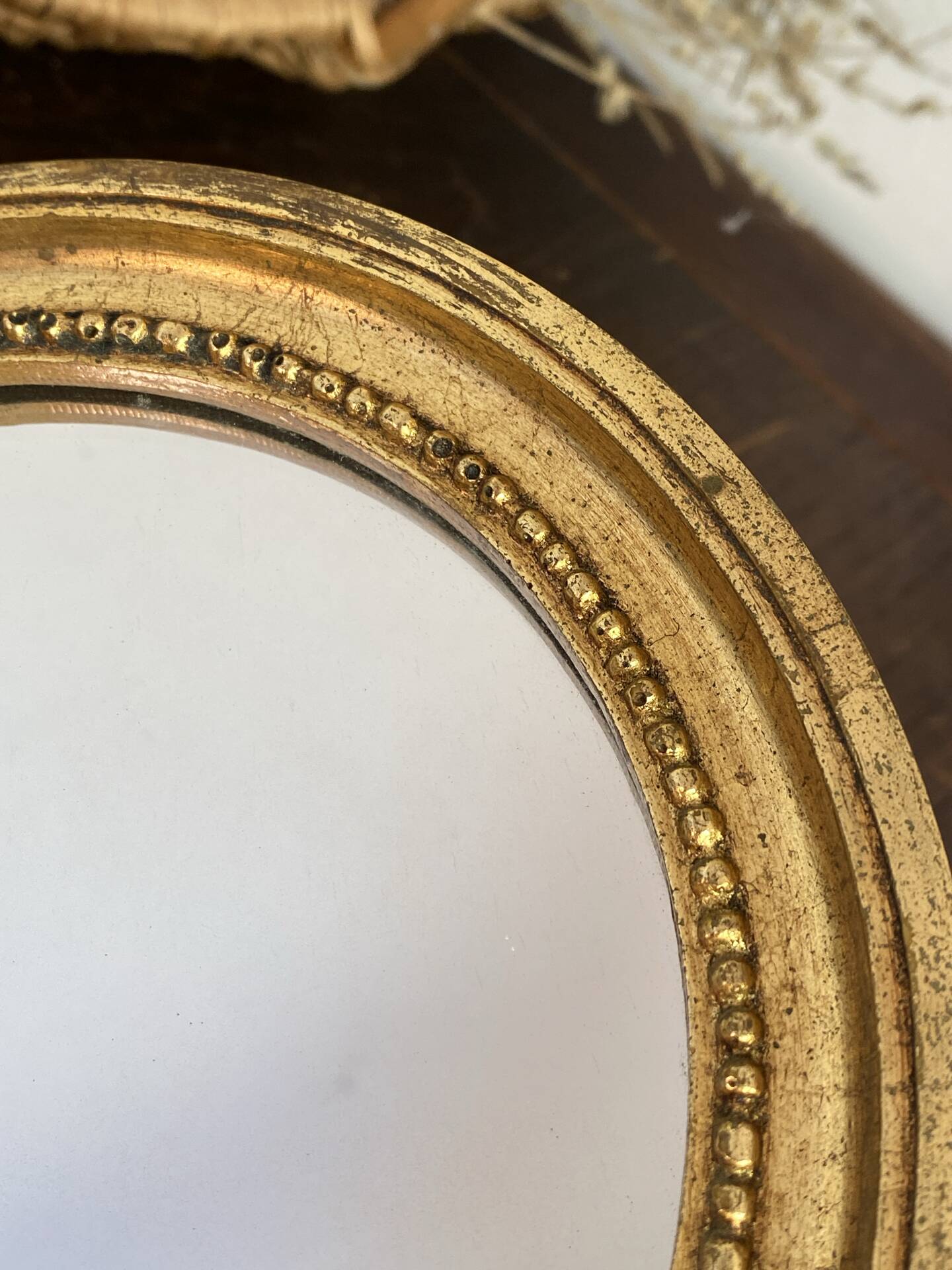 Miroir rond en bois de couleur dorée