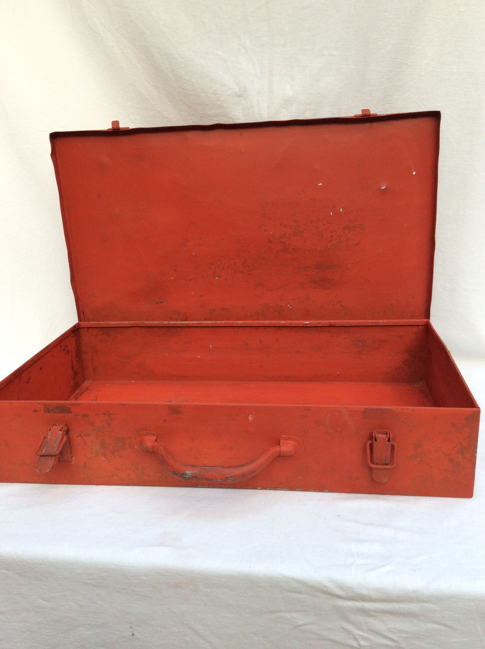 Caisse à outils en métal couleur rouge avec poignée