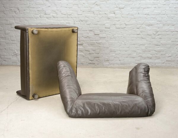 Confortable canapé deux places Leolux en cuir marron Seal. Pays-Bas, années 70.