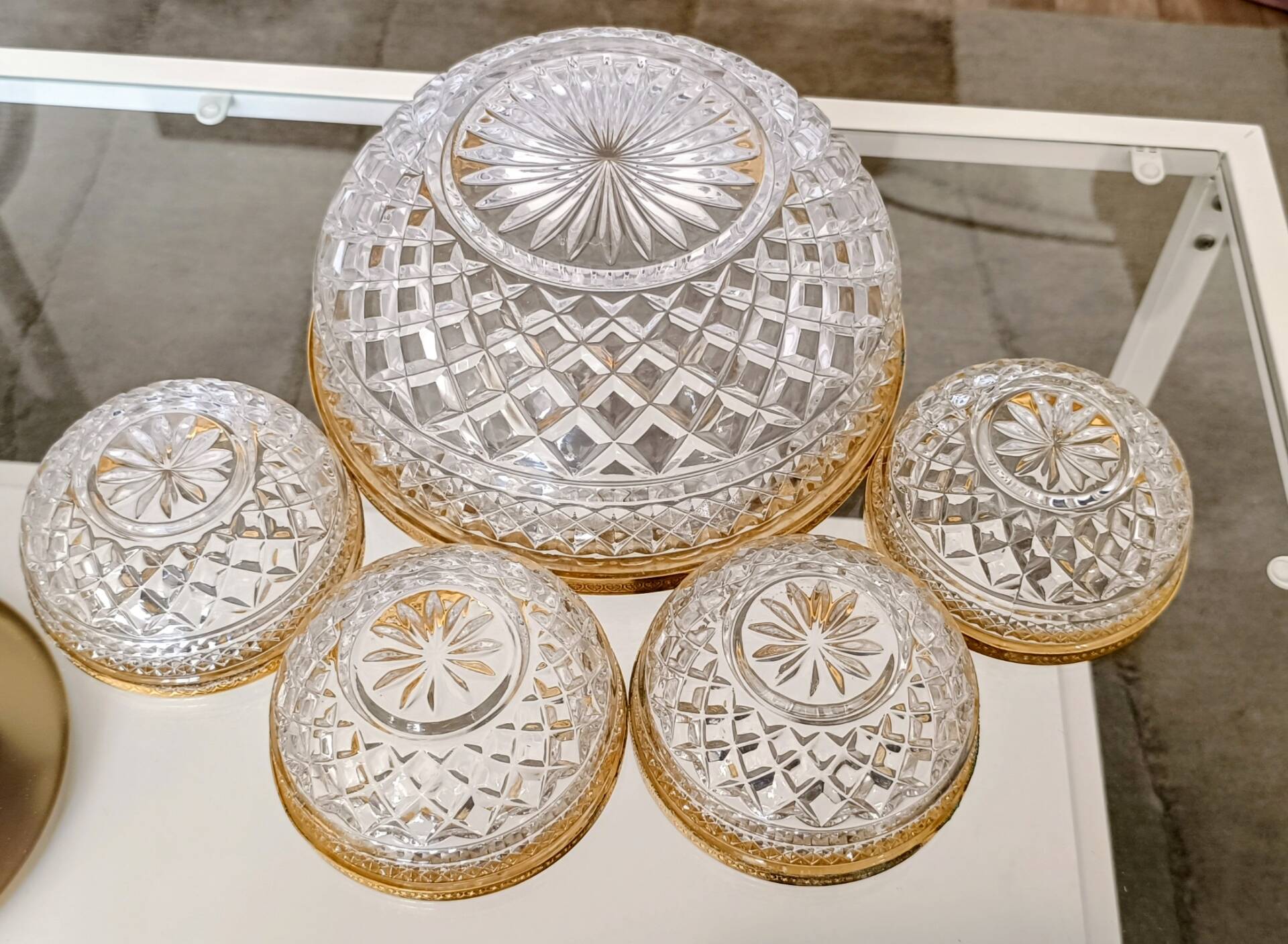 Salad bowl and diamond-shaped bowls in brass.