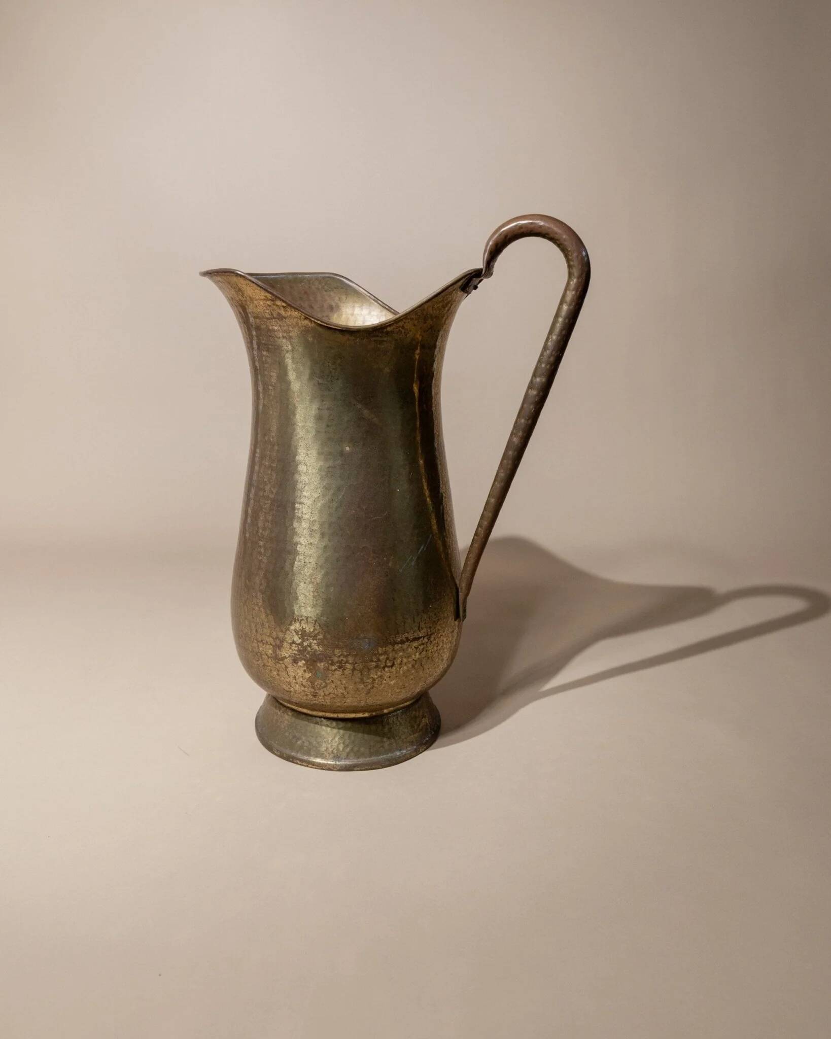 XXL vintage brass jug handmade in Italy (1950s) – golden brass vase with patina and elegant handle