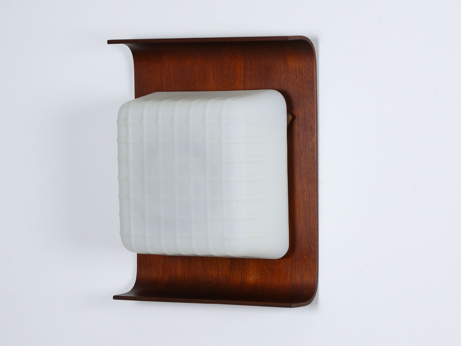 Scandinavian wall lamp Goffredo Reggiani in teak circa 1960