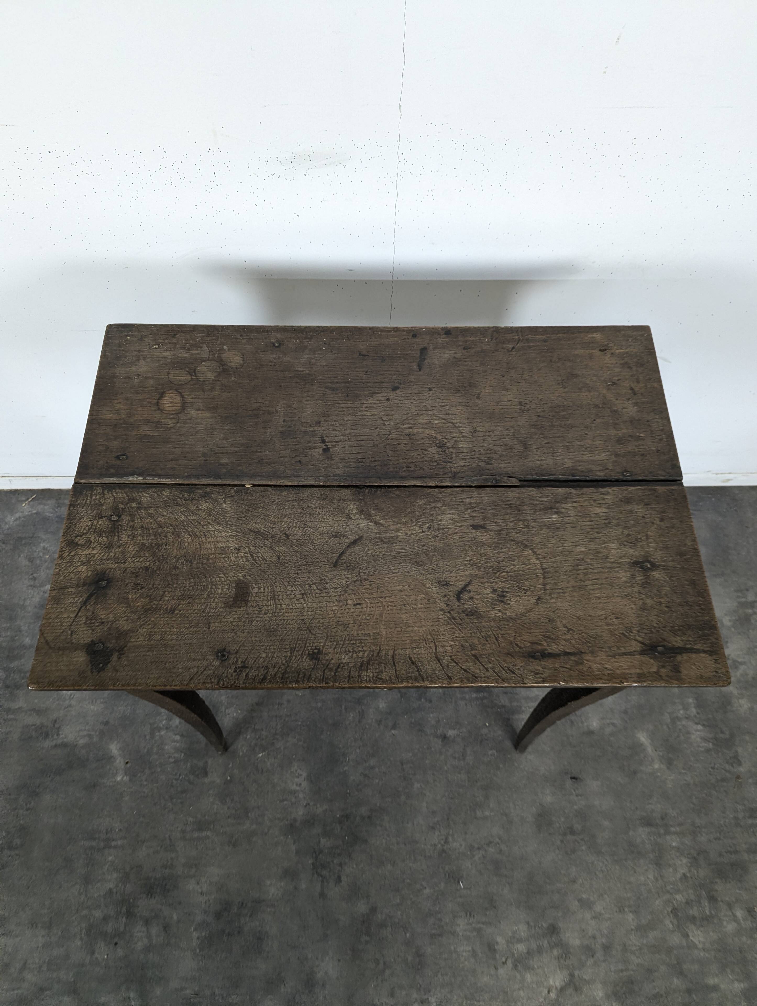 Petite table à écrire Louis XV en noyer à un tiroir
