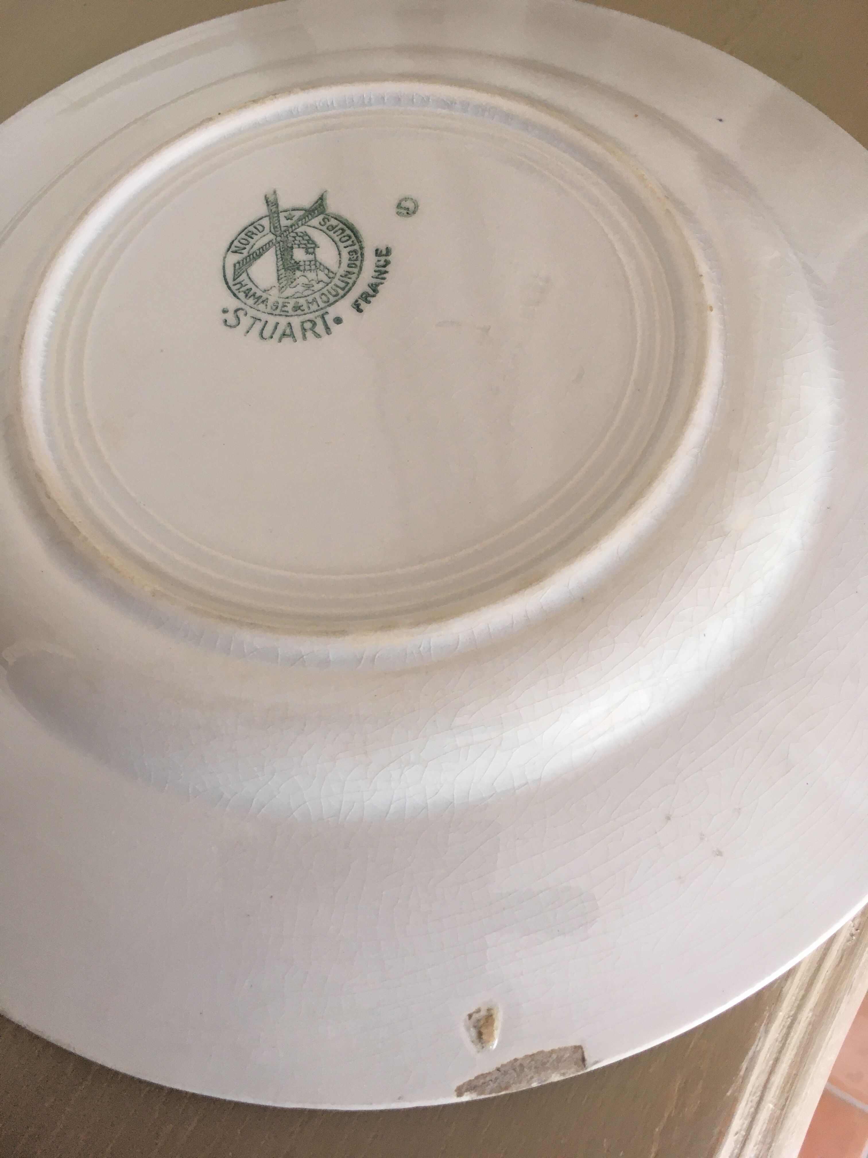 4 different plate plates on earthenware