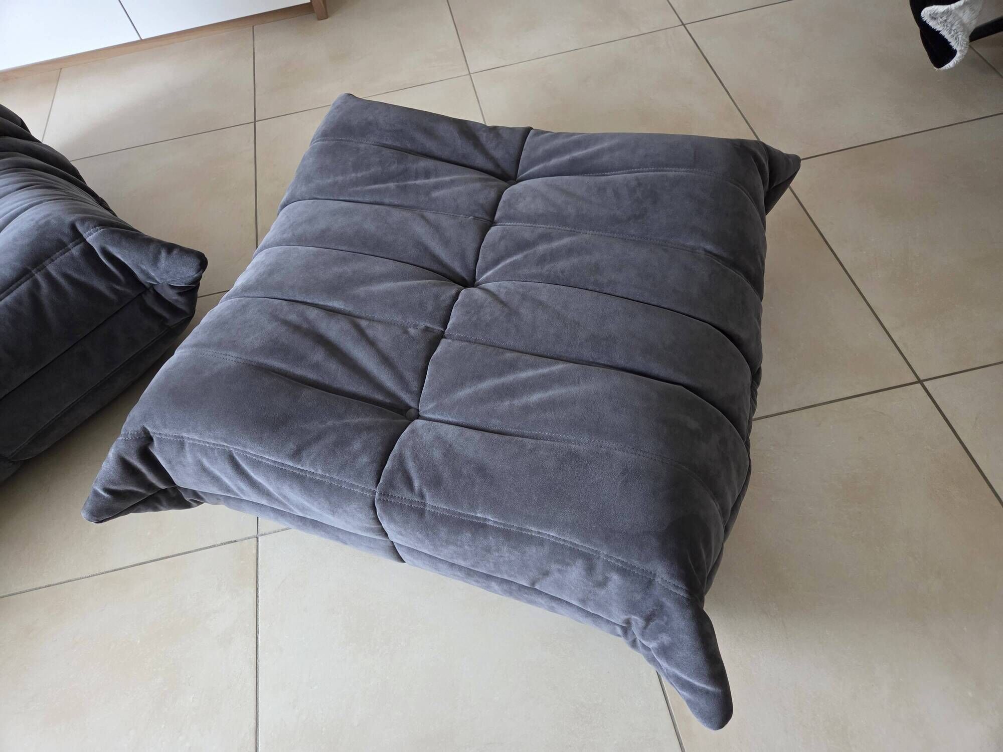 Togo canapé 3 places ligne roset avec un pouf