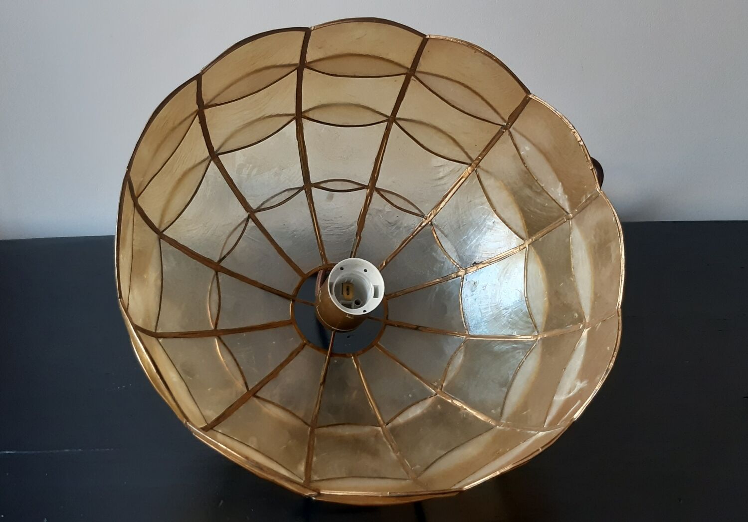 Mother-of-pearl and brass suspension