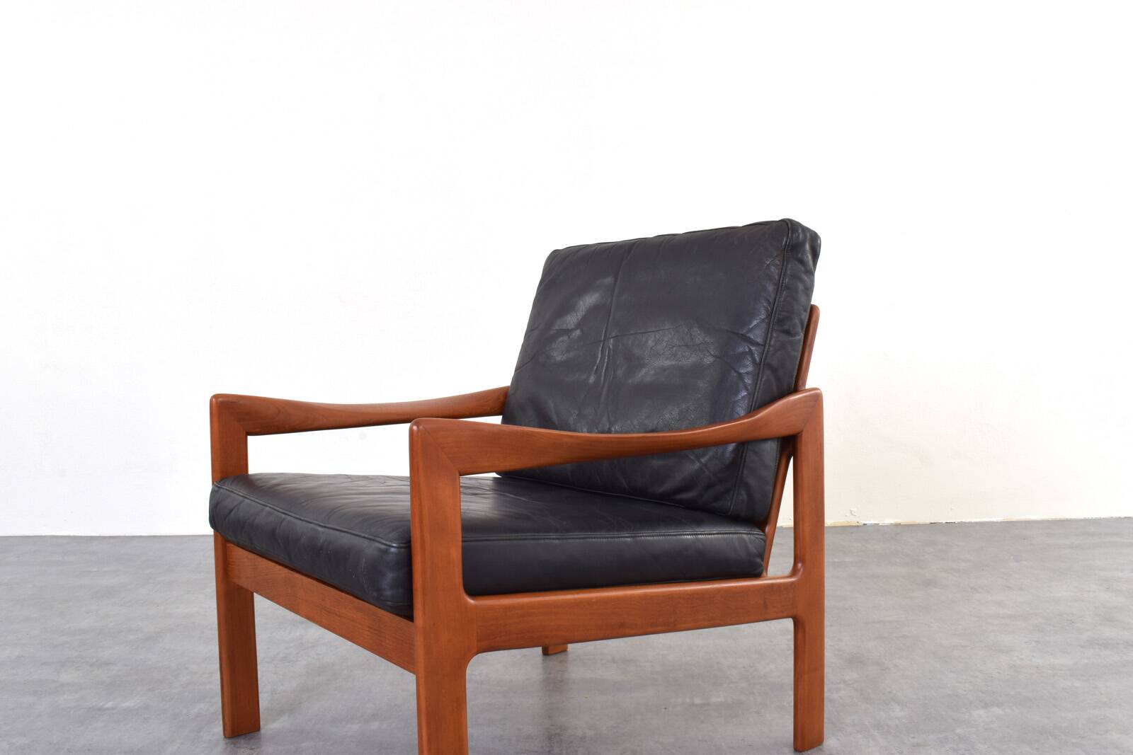 Fauteuil lounge vintage en teck par Illum Wikkelsø pour Niels Eilersen, 1960.