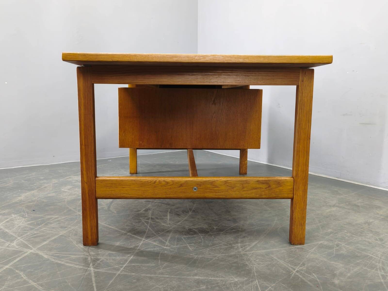 Bureau d'écriture en chêne ge125 de hans j. wegner pour getama, danemark