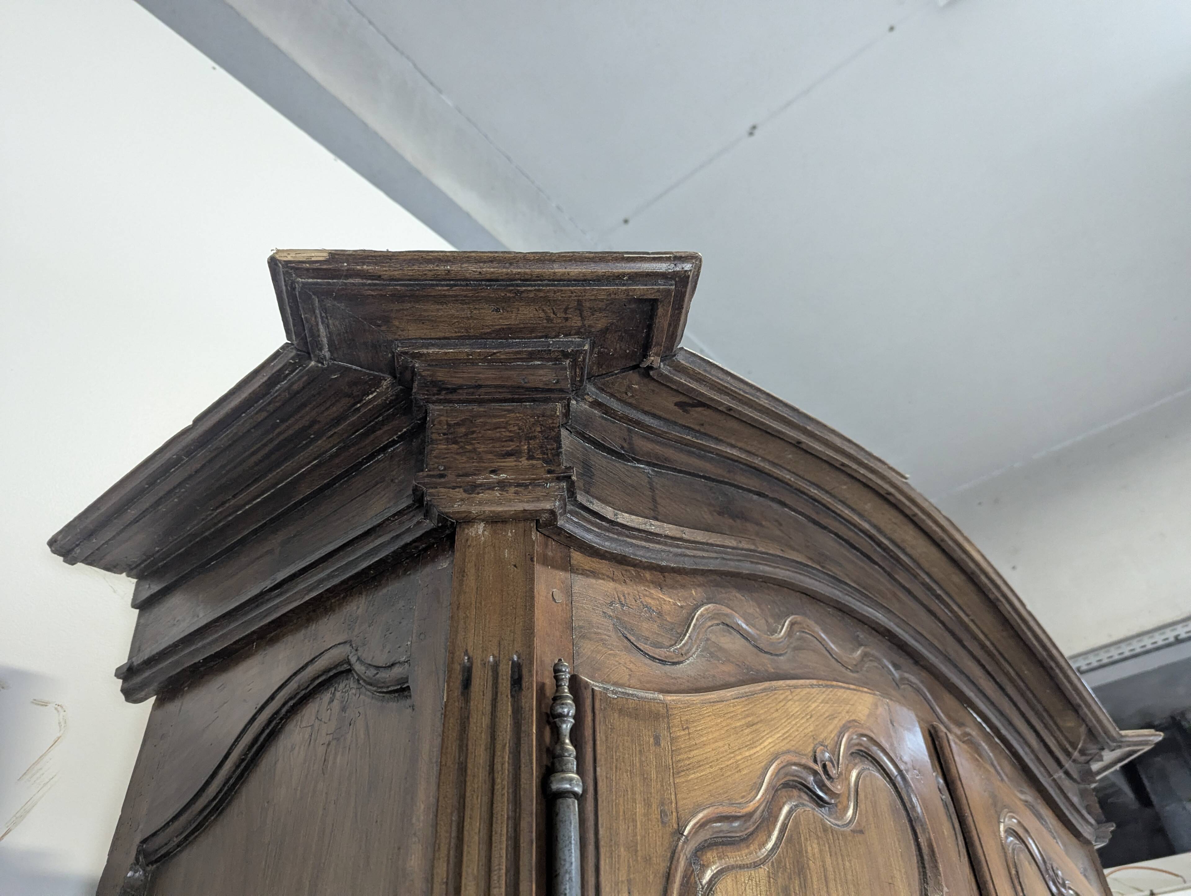 Buffet deux corps Louis XV en chêne à panneaux chantournés