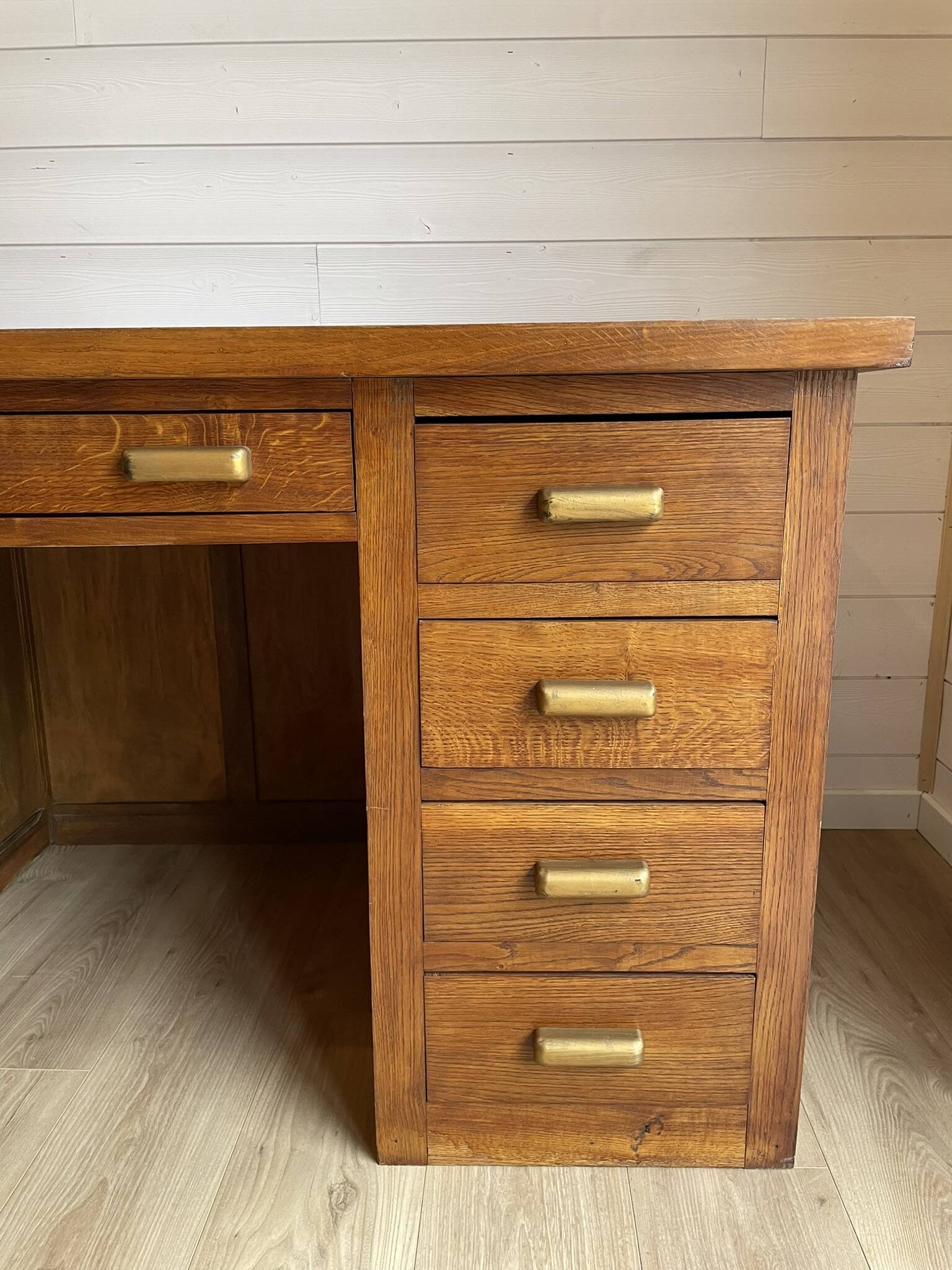 Bureau de ministre vintage double caisson en chêne – Milieu de pièce