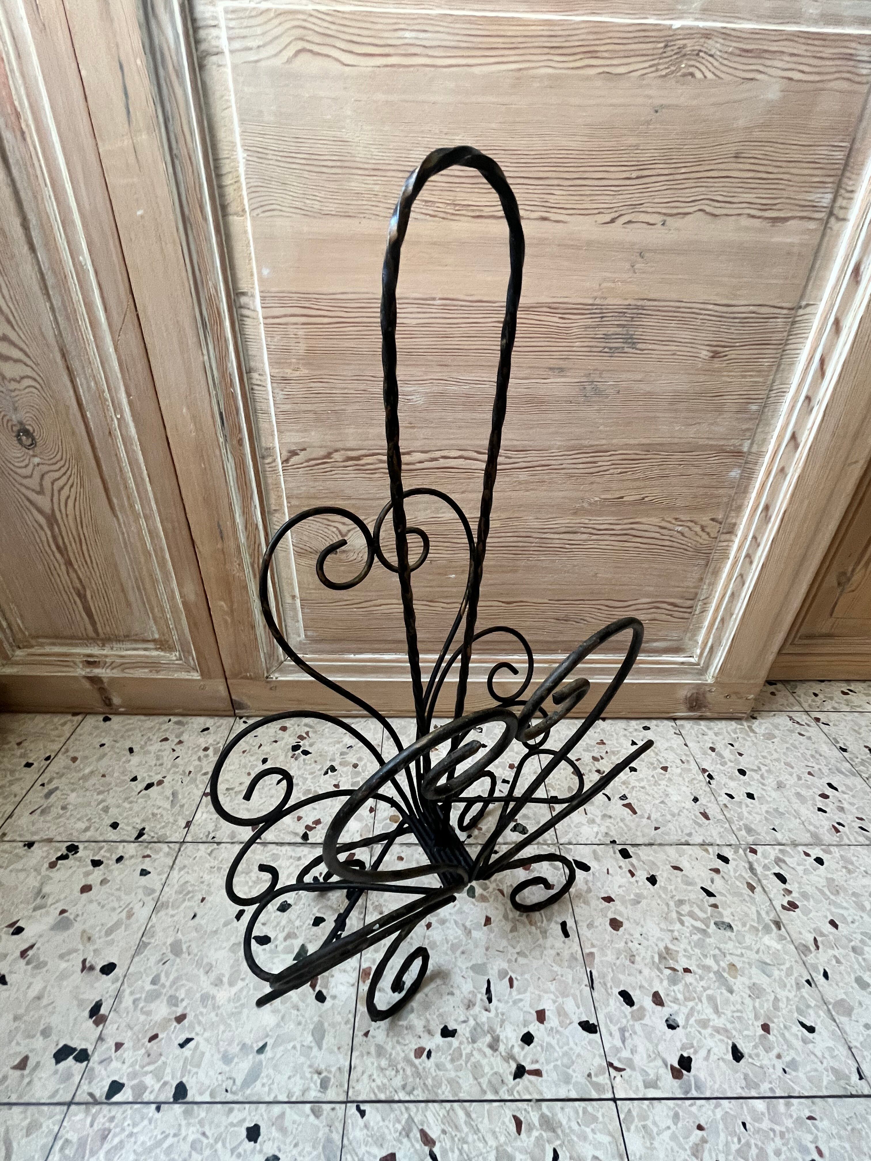 Porte revue en fer forgé