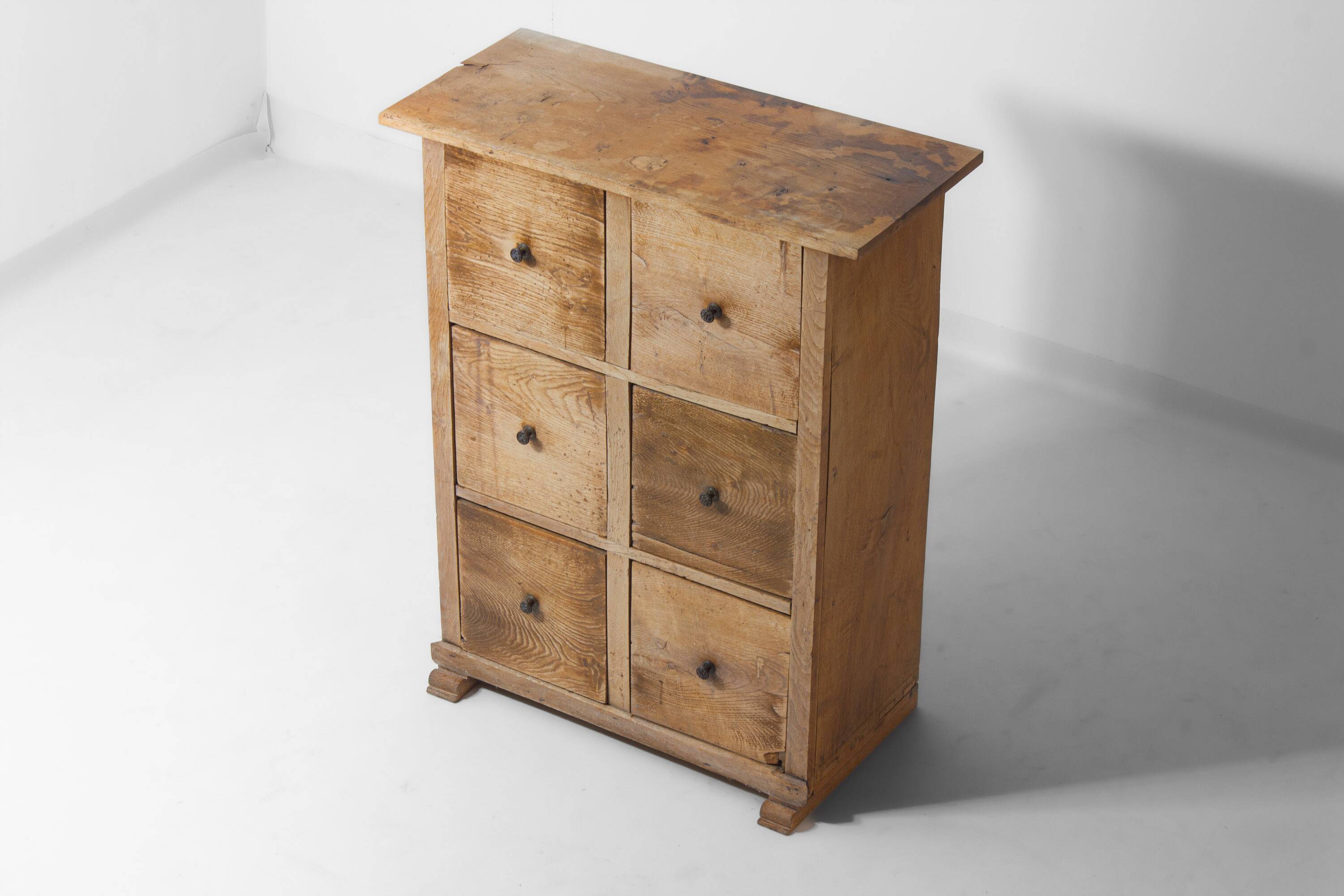 Commode rustique d'art populaire, France années 1900