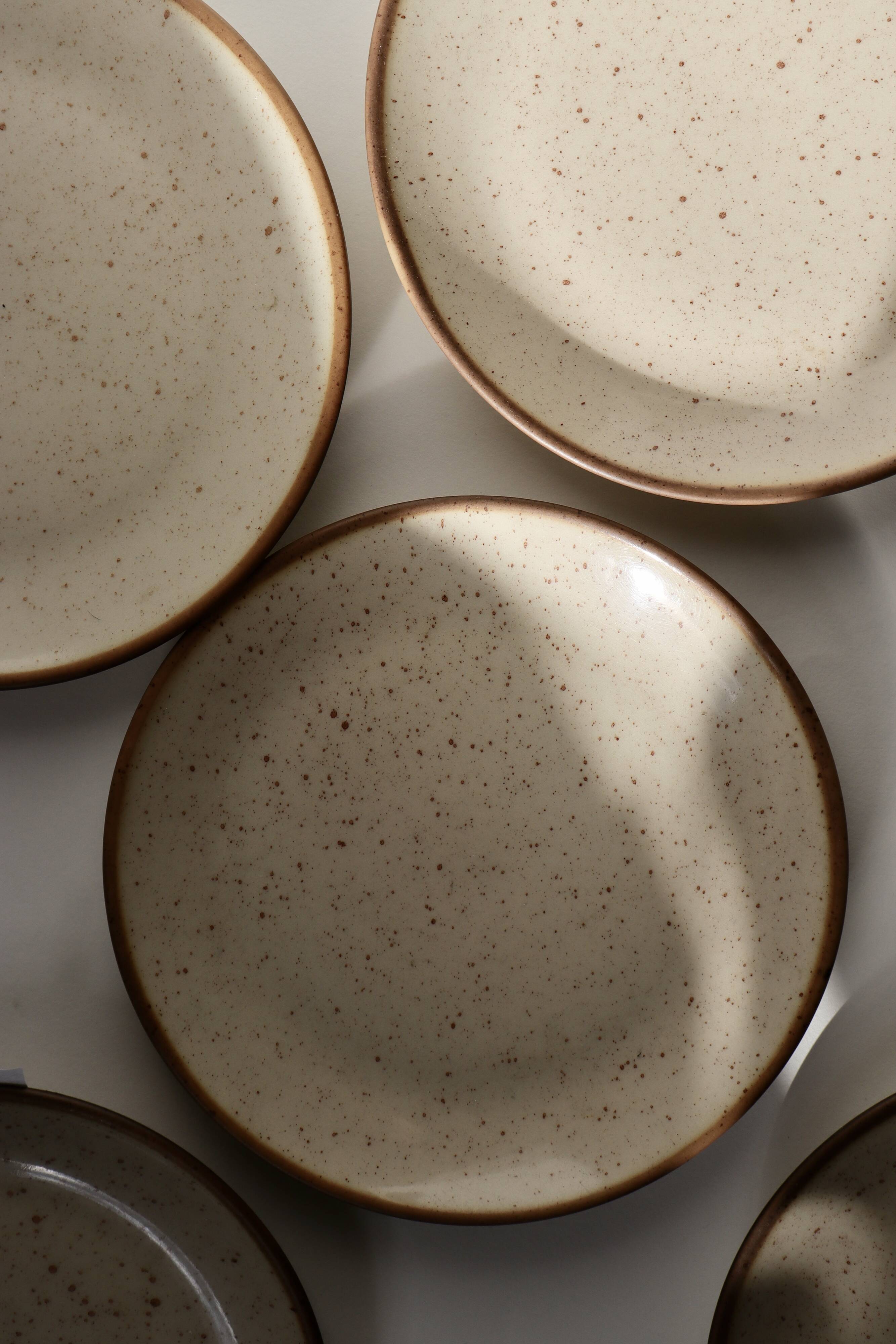 Lot d’assiettes en grès moucheté