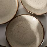 Lot d’assiettes en grès moucheté