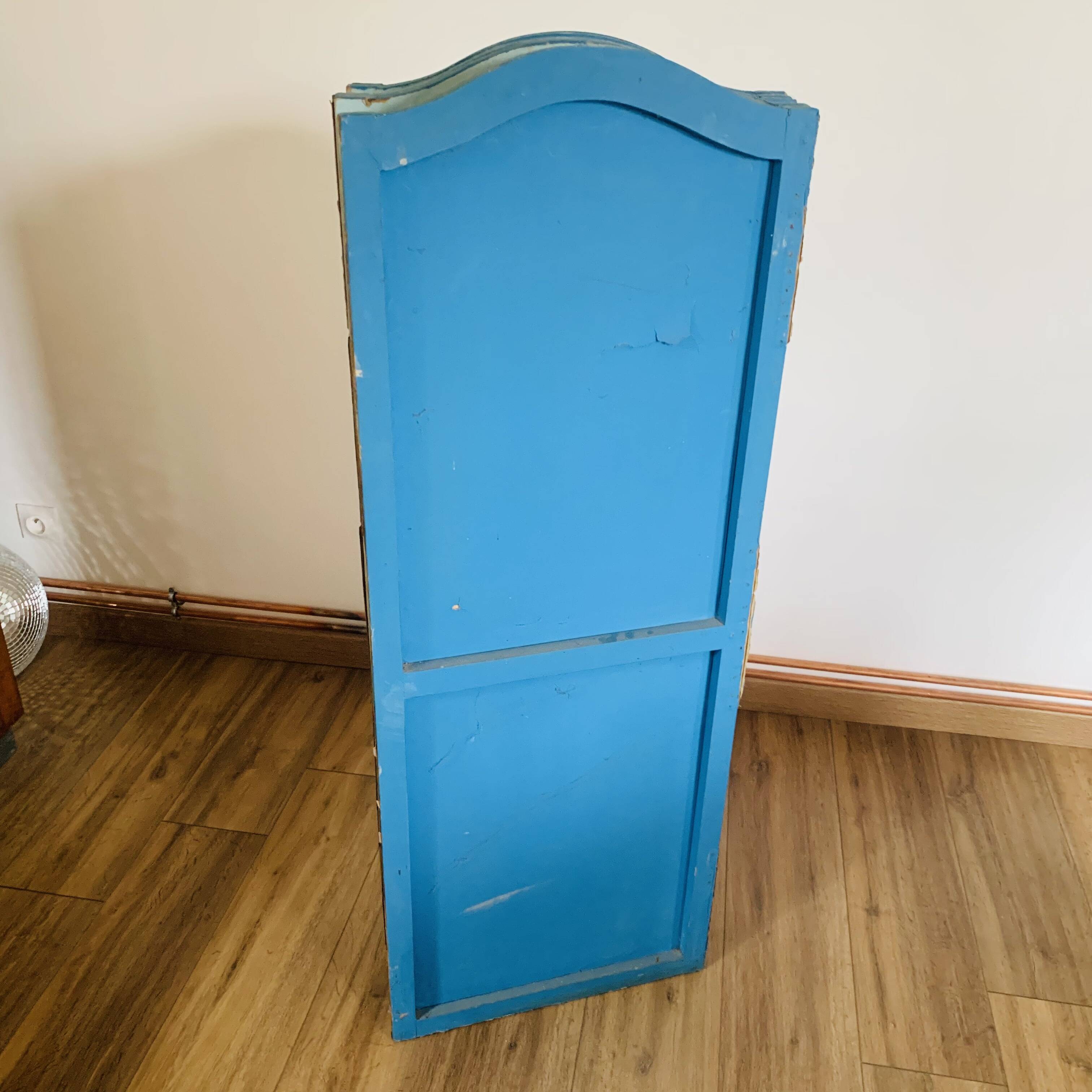 Screen made of painted canvas