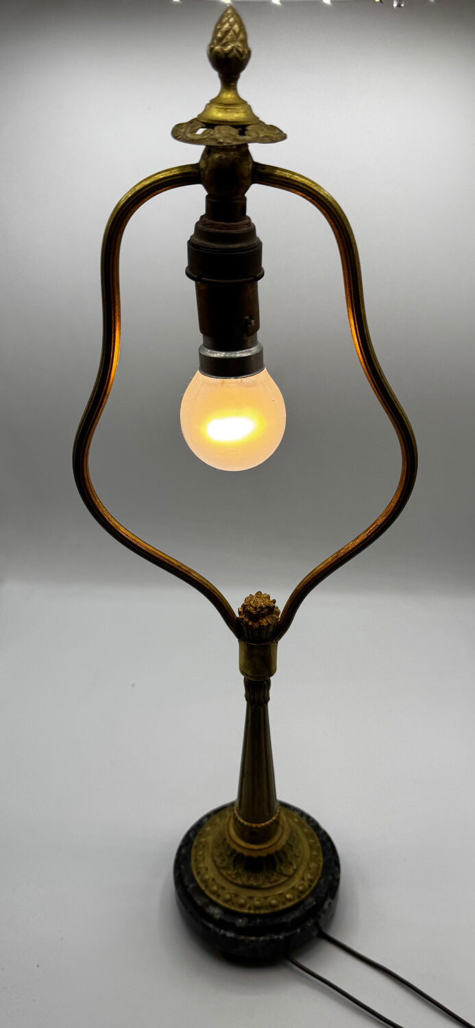 Antique lamp known as a lyre in bronze and marble from the late 19th century.
