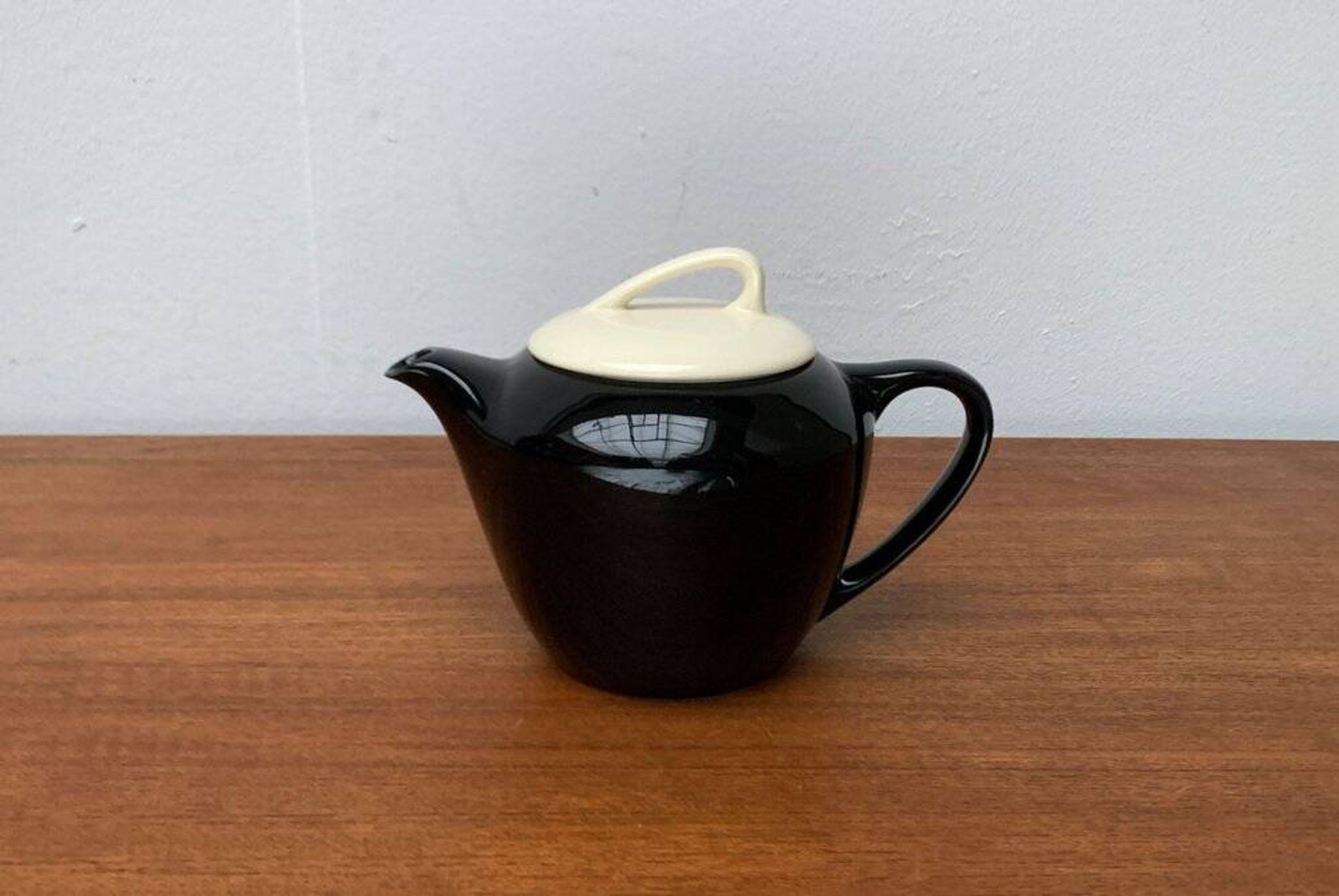 Postmodern ceramic teapot or coffee pot by Pagnossin, Italy, 1980s.