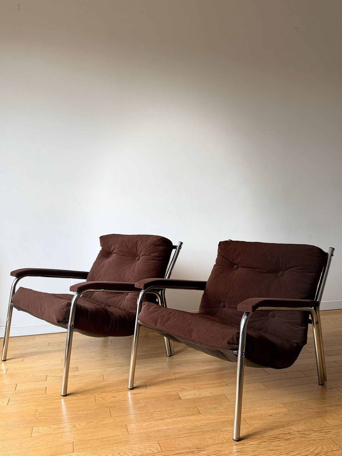 Lot of 2 vintage 1970s armchairs.