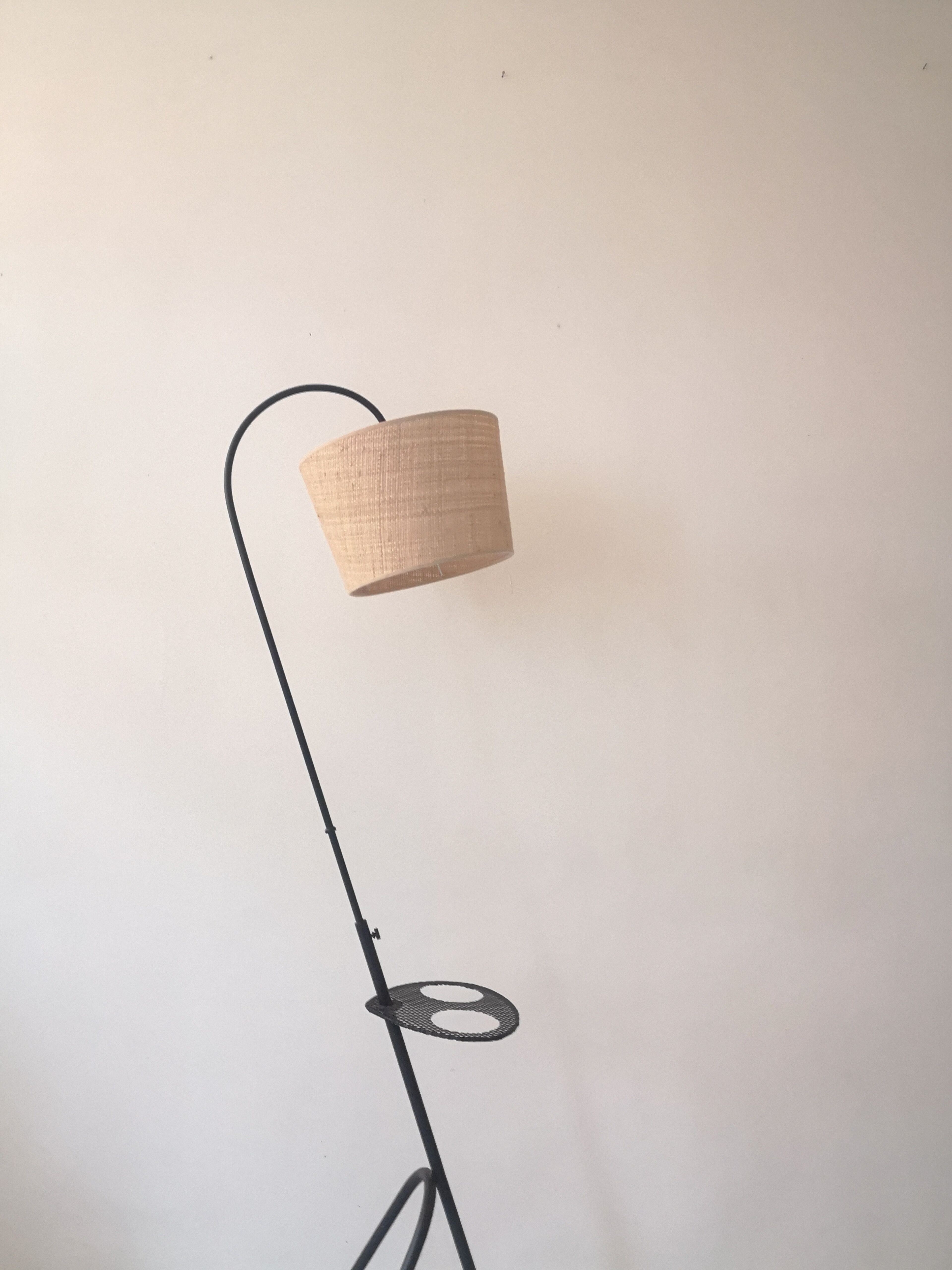 Vintage wire floor lamp/reading lamp in metal and wicker, 1960